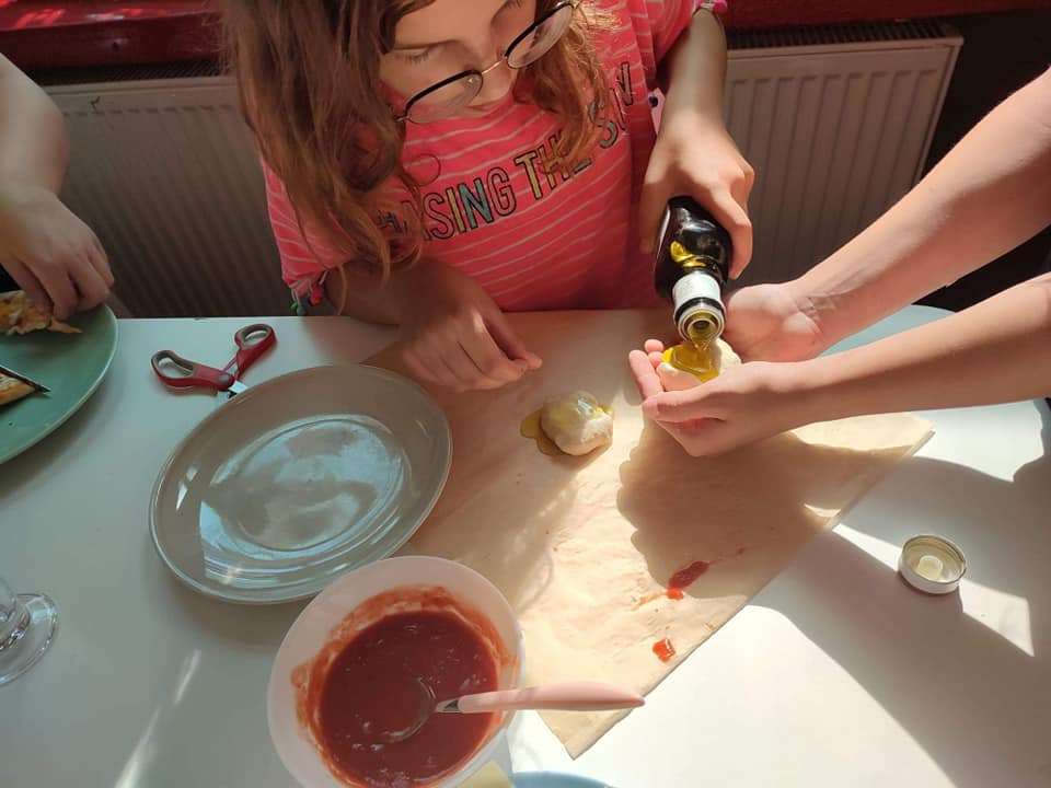 Osoby przygotowujące posiłek