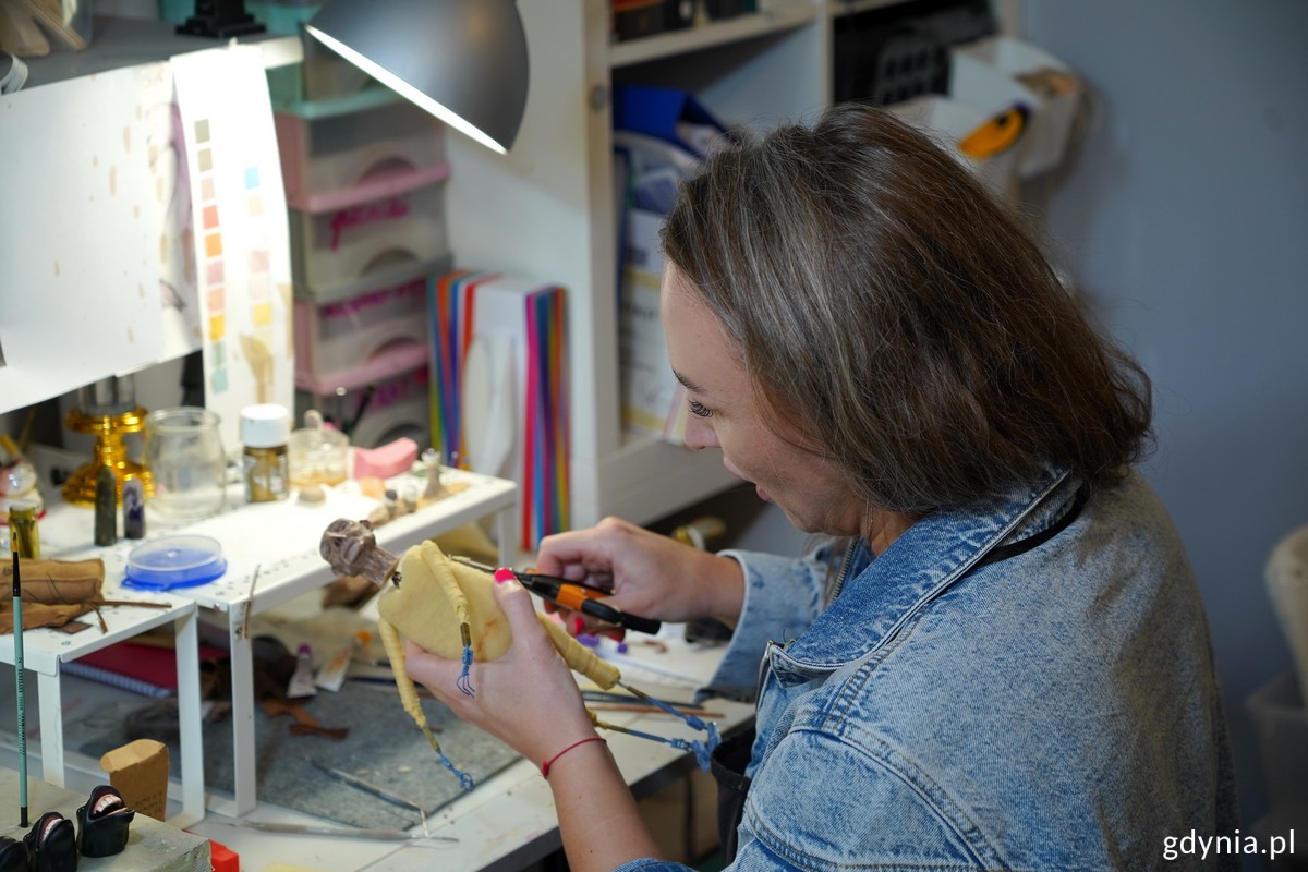 Martyna Paprocka, tw&oacute;rczyni lalek do animacji &bdquo;Don Kichot&rdquo; pracuje nad laleczką