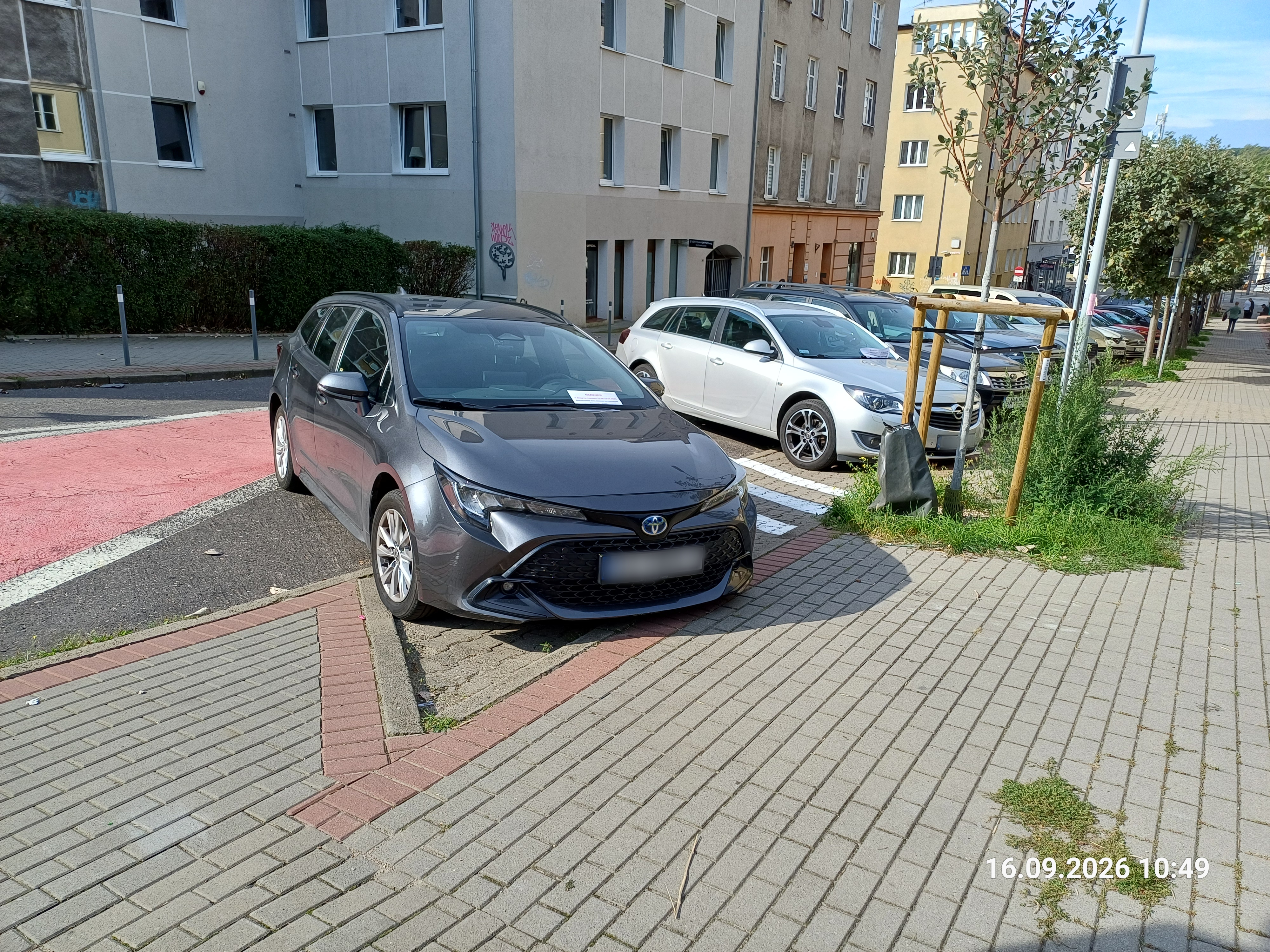 Kartka za wycieraczkami samochod&oacute;w na ul. Kilińskiego (mat. własne ZDM)