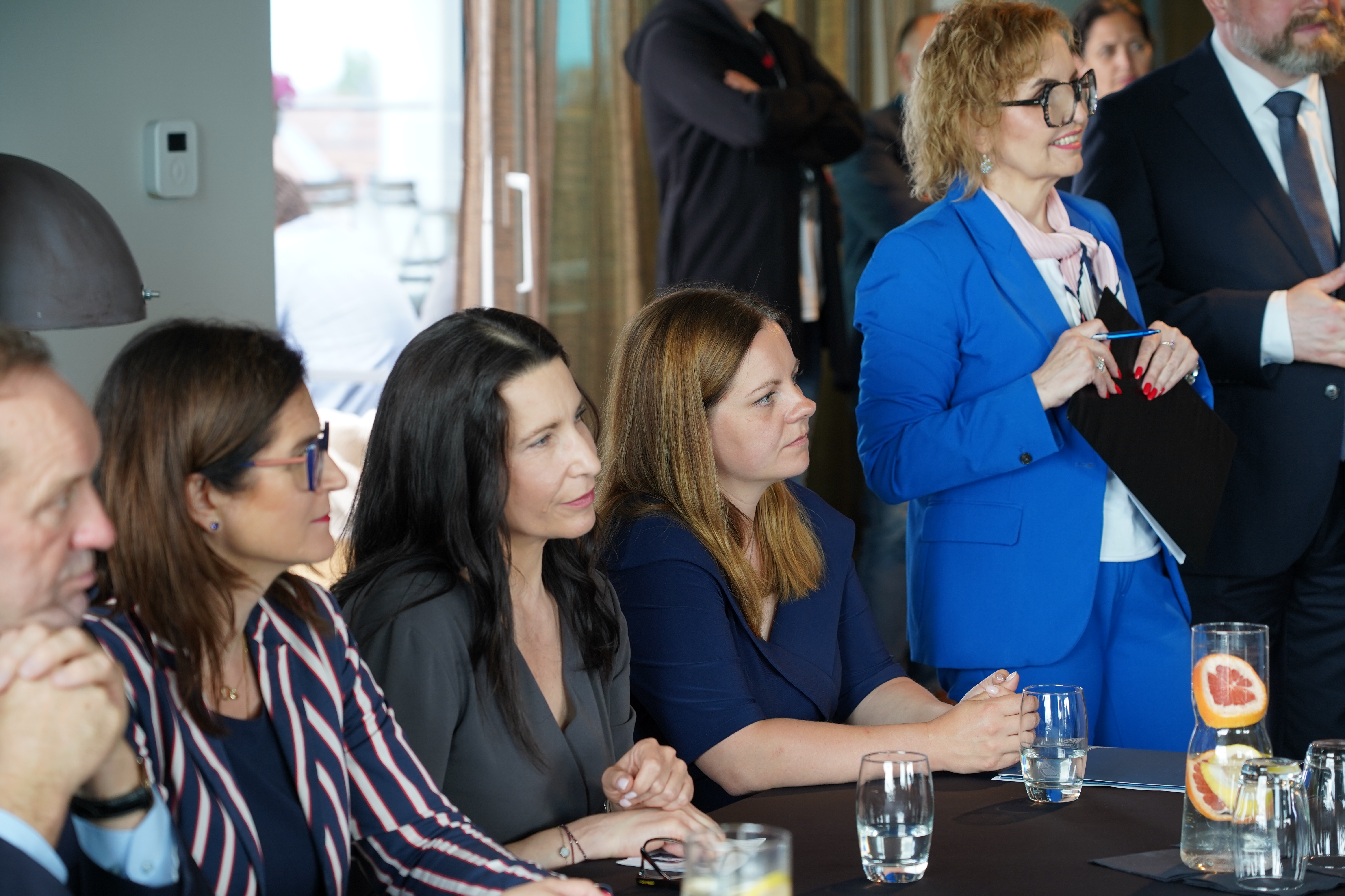 Od lewej m.in.: marszałek wojew&oacute;dztwa pomorskiego Mieczysław Struk, prezydent Gdańska Aleksandra Dulkiewicz, członek zarządu LOT ds. operacyjnych Dorota Dmuchowska i prezydent Gdyni Aleksandra Kosiorek