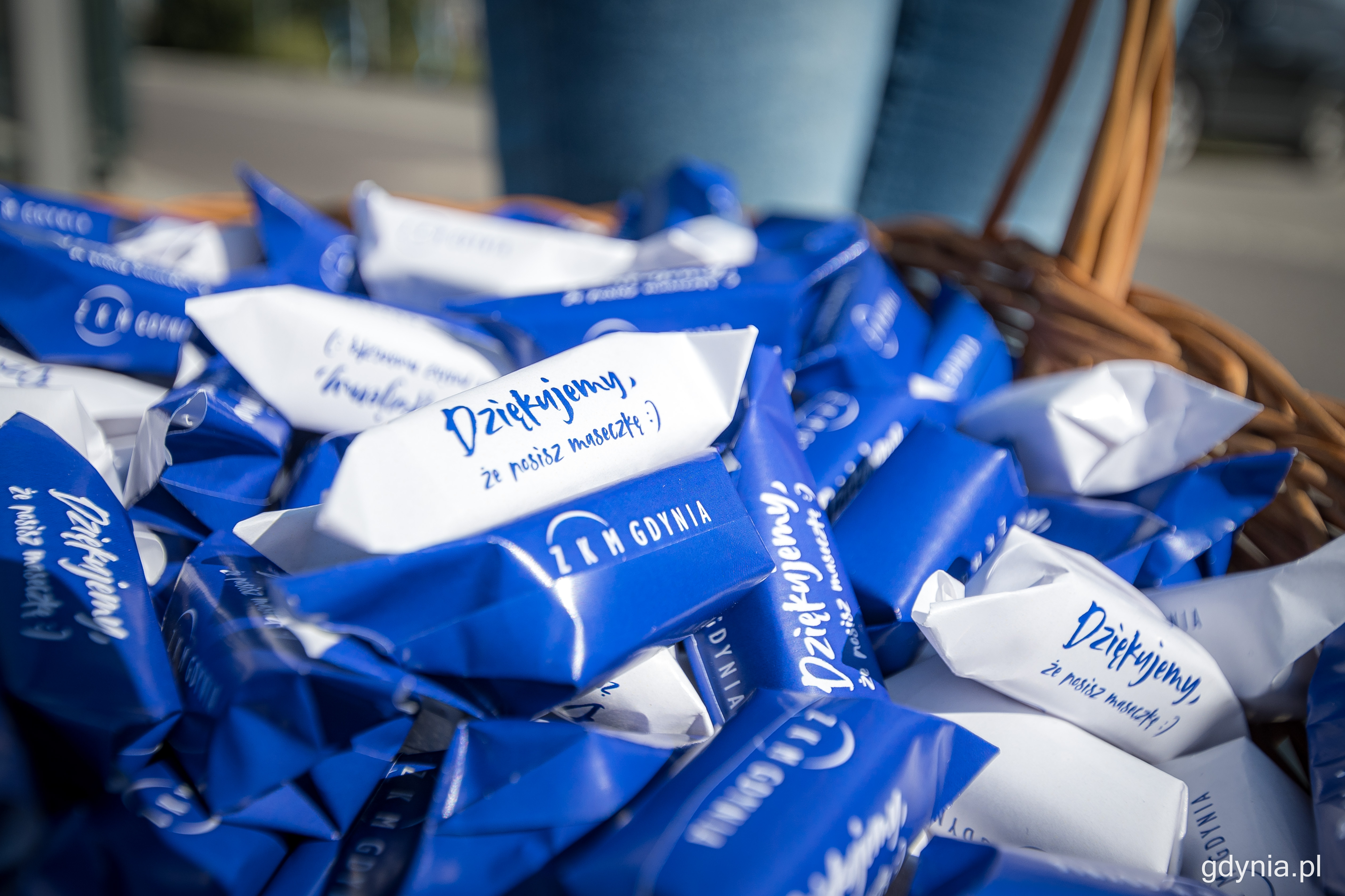 &bdquo;Dziękujemy, że nosisz maseczkę&rdquo; - taki napis znalazł się na opakowaniach kr&oacute;wek, fot. Kamil Złoch