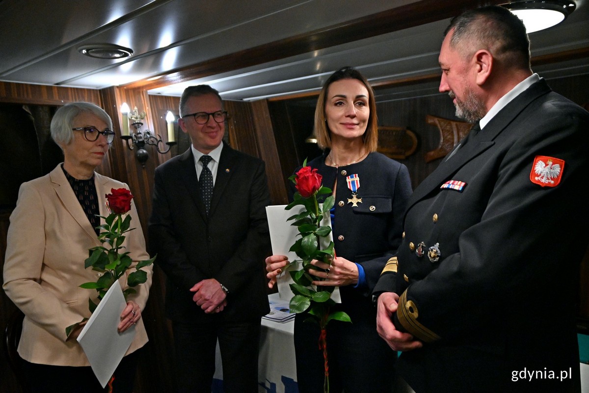 Od lewej: Joanna Zielińska - przewodnicząca Rady Miasta Gdyni, Wojciech Folejewski - prezes OPEC-u i Beata Rutkiewicz - wojewoda pomorska w towarzystwie kmdr. por. Pawła Og&oacute;rka - &bdquo;Błyskawicy&rdquo; podczas uroczystości wręczenia odznaczeń Światowego Związku Żołnierzy Armii Krajowej (fot. Magdalena Czernek) 