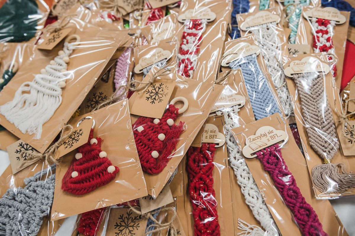 Na zdjęciu rękodzieło takie jak zakładki, makramy itp. Jest to element licytacji w trakcie trwania świątecznego kiermaszu. 