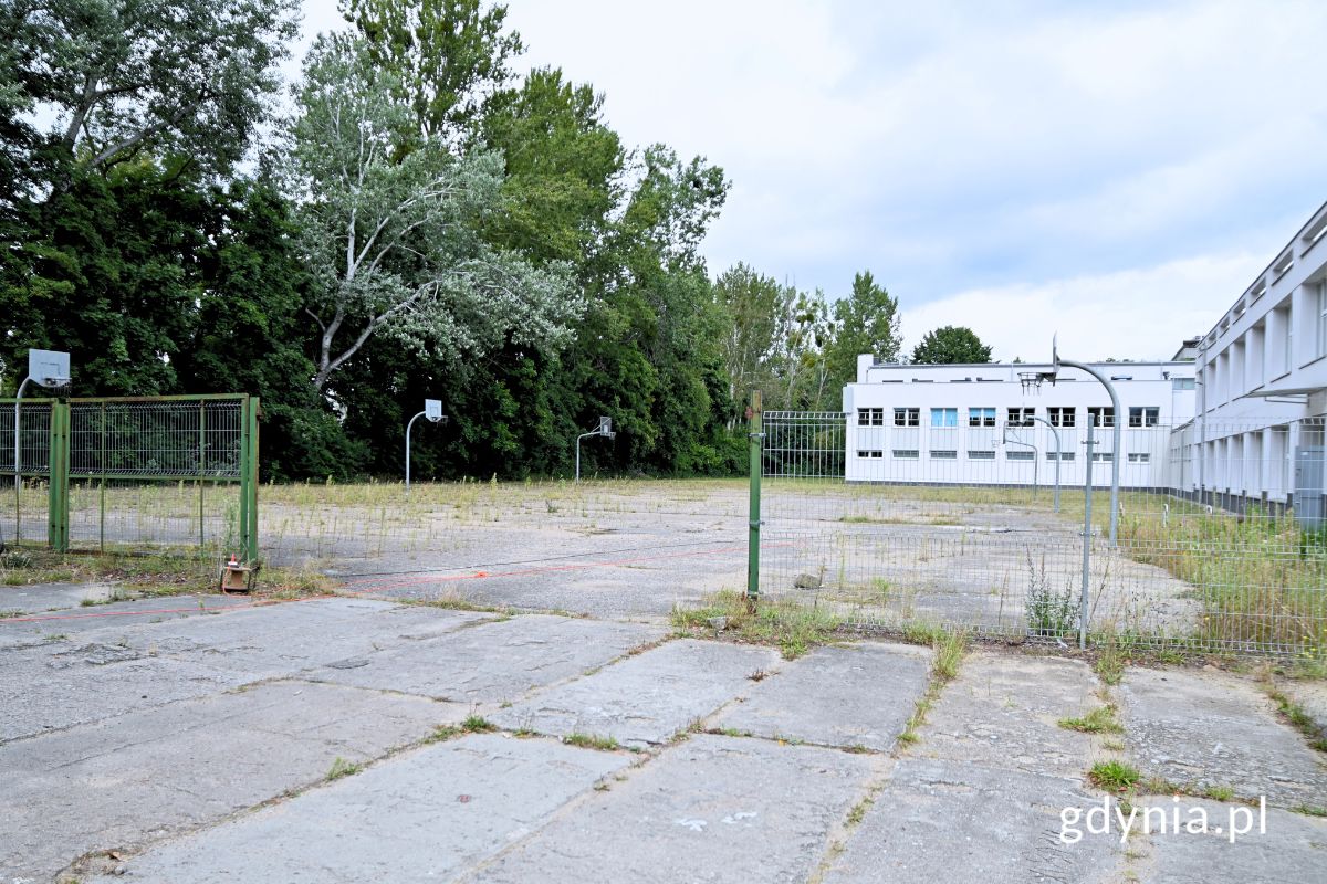 Boisko szkolne widziane z parkingu