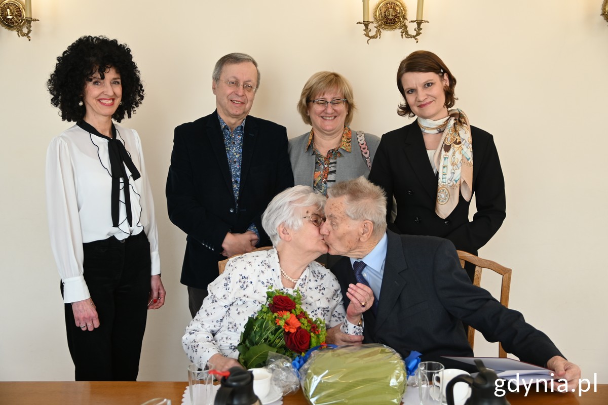 Na zdj. Bronisław i J&oacute;zefa Kowalewscy w towarzystwie rodziny i wiceprezydentki Katarzyny Gruszeckiej-Spychały oraz Inocenty Nycz, kierowniczki USC