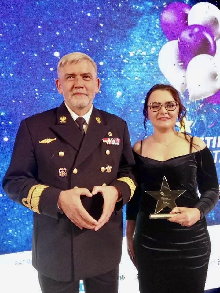 Na zdj. rektor-komendant kontradmirał prof. dr hab. Tomasz Szubrycht i Monika Wysocka, mat. prasowe AMW