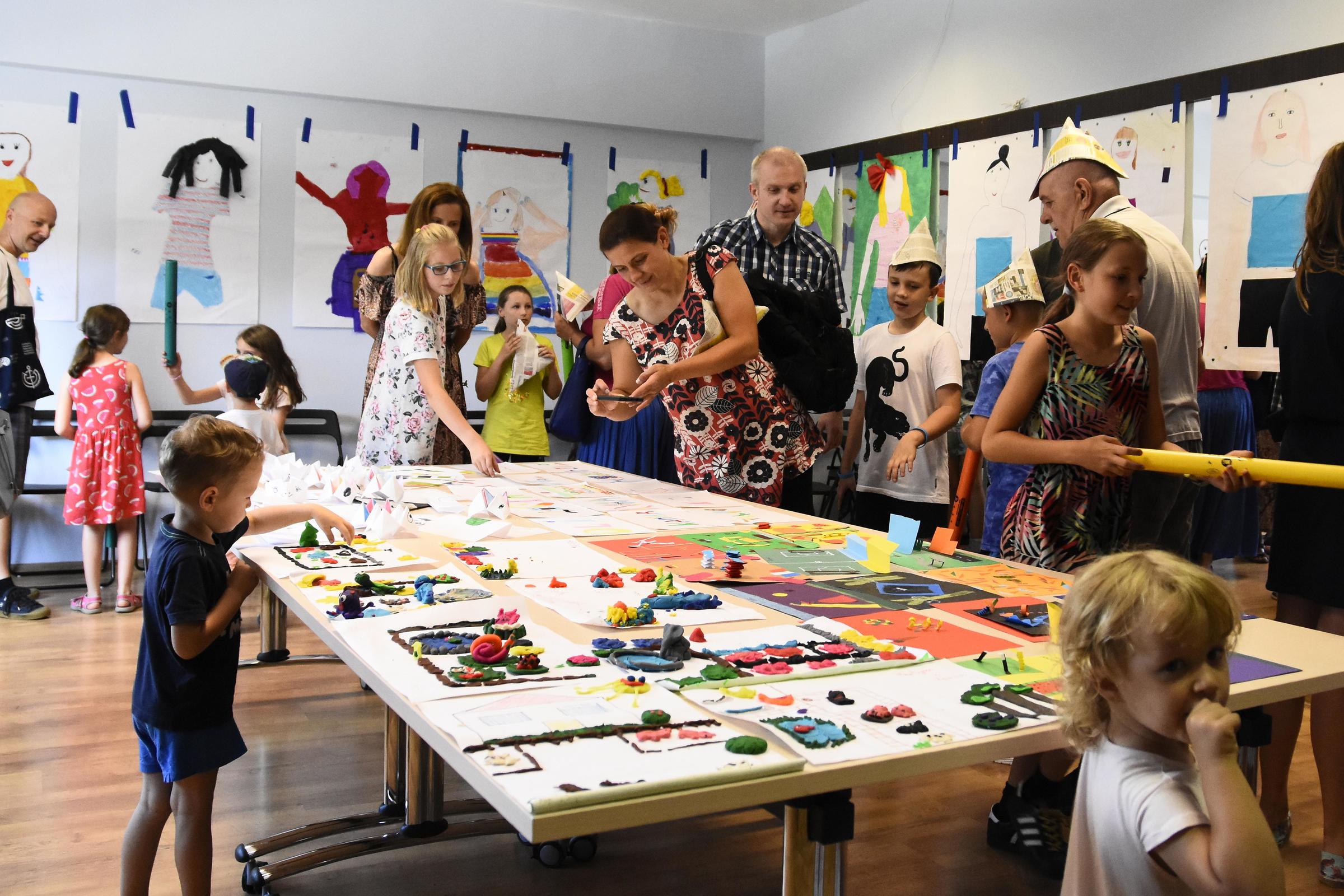 Kolorowy mural zdobi już ścianę w centrum sąsiedzkim Przystani Lipowa 15. Pracowało nad nim około 30 dzieci, fot. Jan Ziarnicki.