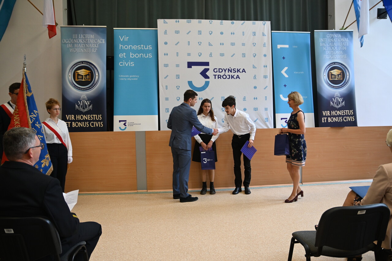 Podw&oacute;jny jubileusz III LO im. Marynarki Wojennej w Gdyni - wręczanie nagr&oacute;d