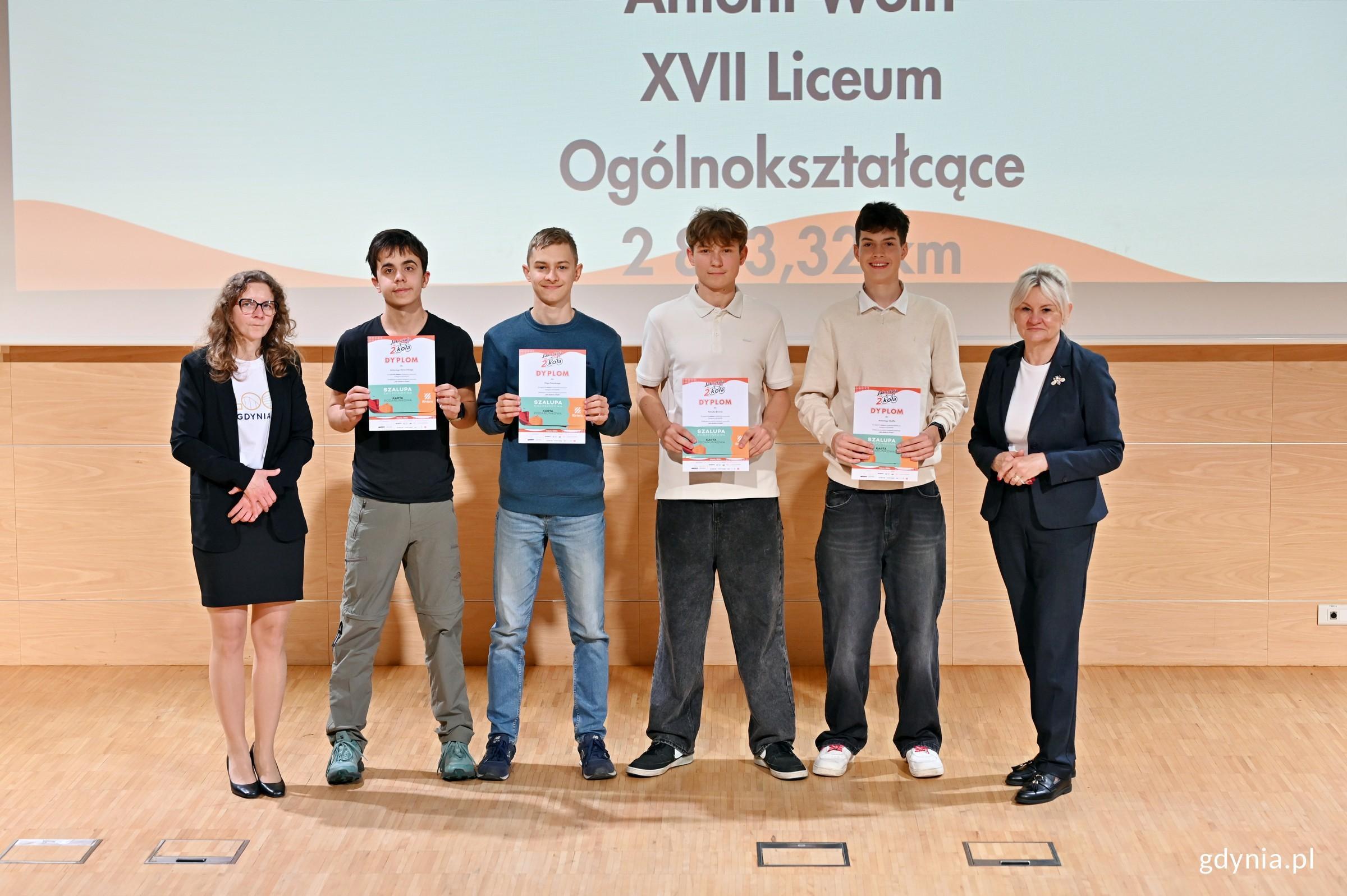 Uczniowie z najlepszymi wynikami w kategorii &bdquo;Kilometry&rdquo; wraz z Iwoną Tanewska &ndash; naczelniczką Wydziału Edukacji Urzędu Miasta Gdyni i Dominiką Godlewską&nbsp;&ndash; koordynatorką kampanii &bdquo;Jak szkoła to dwa koła&rdquo; z ramienia Referatu Zarządzania Ruchem i Mobilnością Urzędu Miasta Gdyni (fot. Magdalena Czernek)&nbsp;