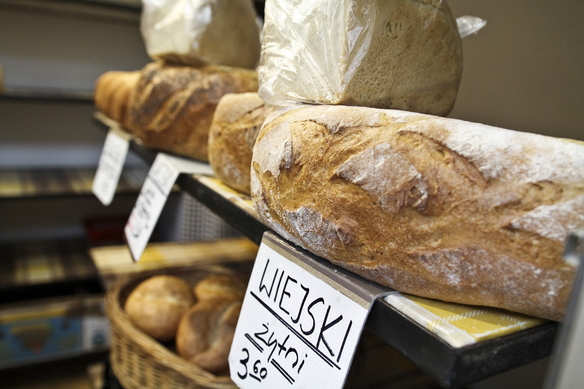 Chleby na sklepowych p&oacute;łkach. // fot. Przemysław Kozłowski