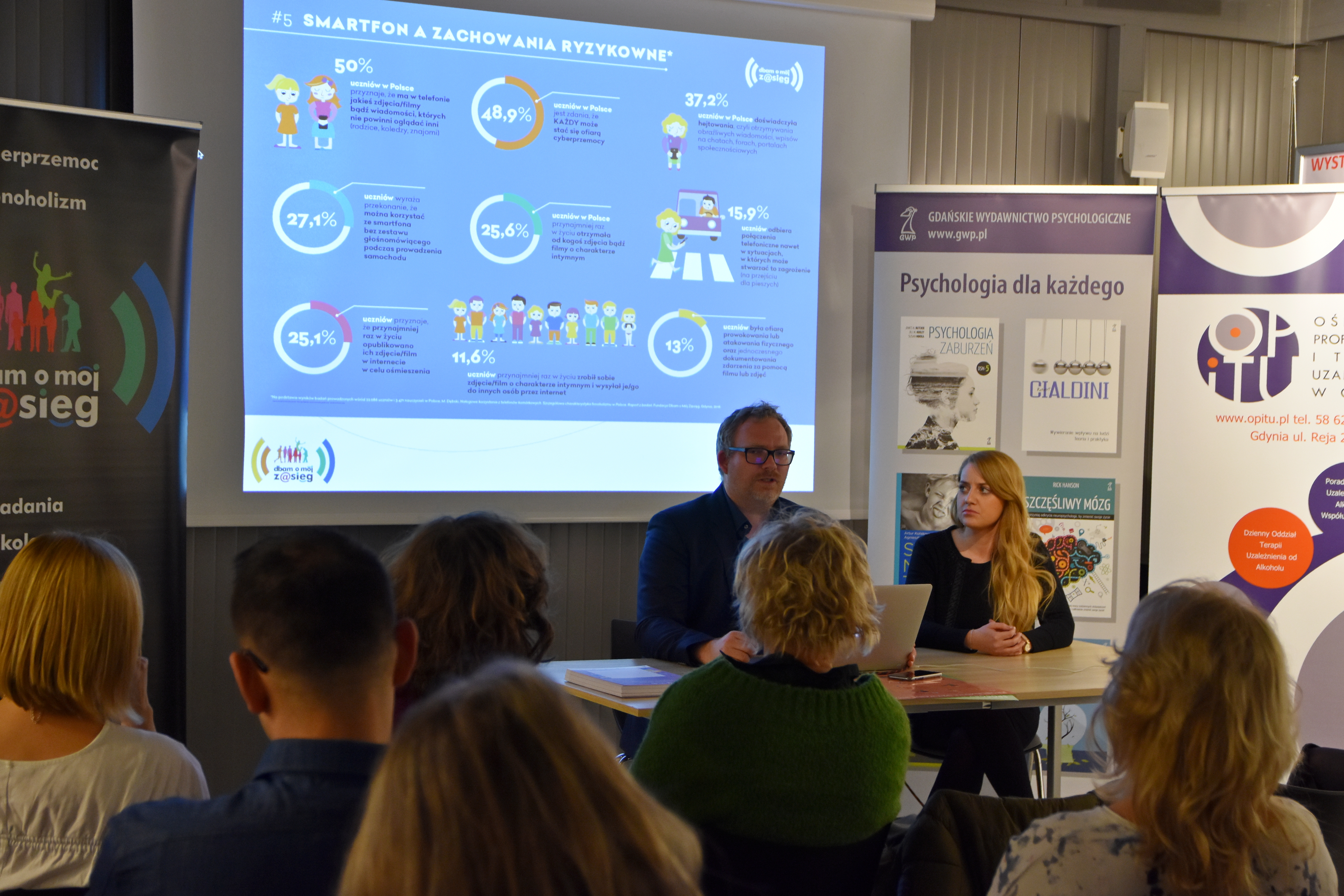 Maciej Dębski z Fundacji Dbam o m&oacute;j z@sięg podczas uświadamiania rodzic&oacute;w o zagrożeniach związanych z fonoholizmem, fot. Kamil Złoch