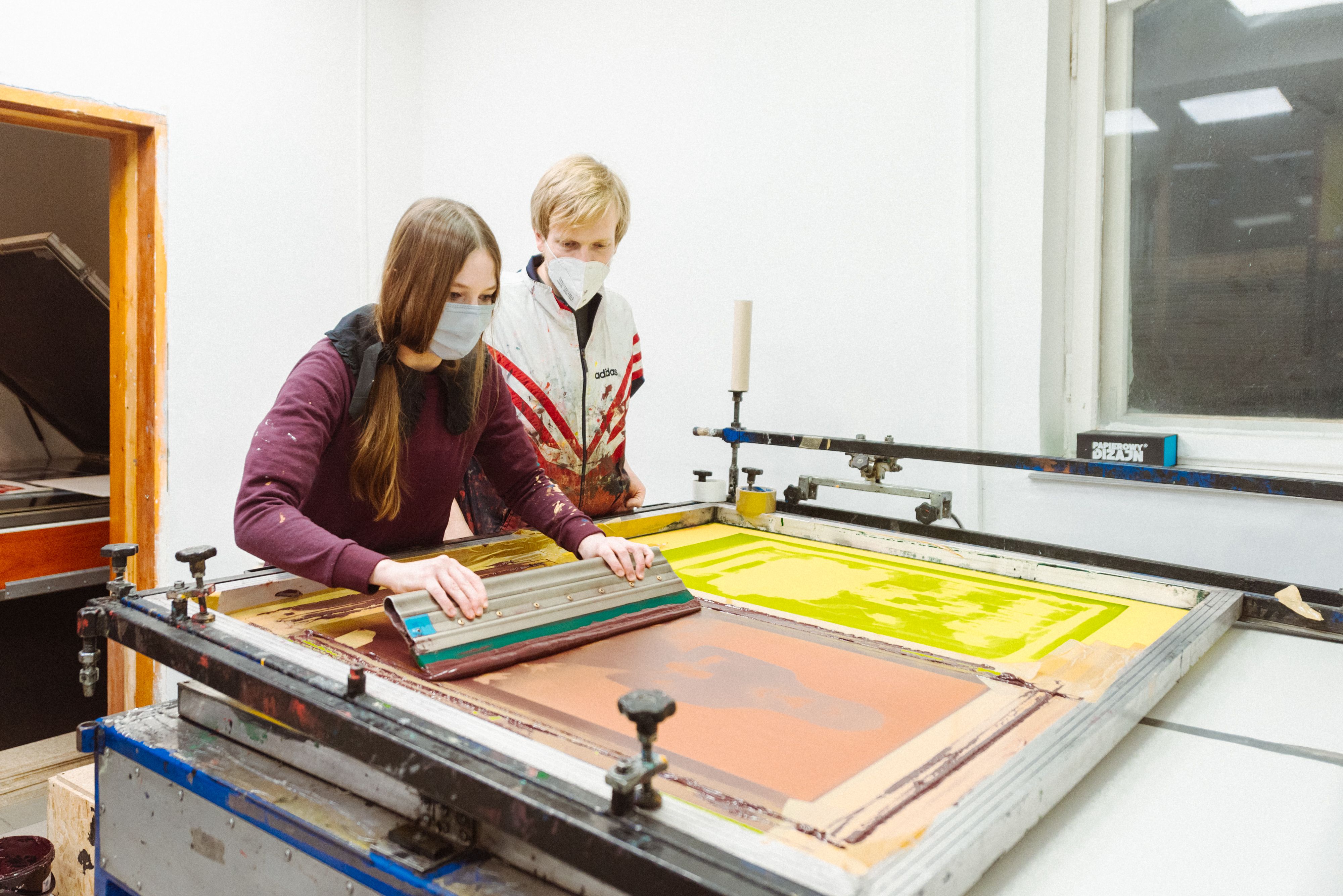 Patrycja Podkościelny drukująca swoją pracę i Mateusz Żywicki. // fot. Monika Krzemińska