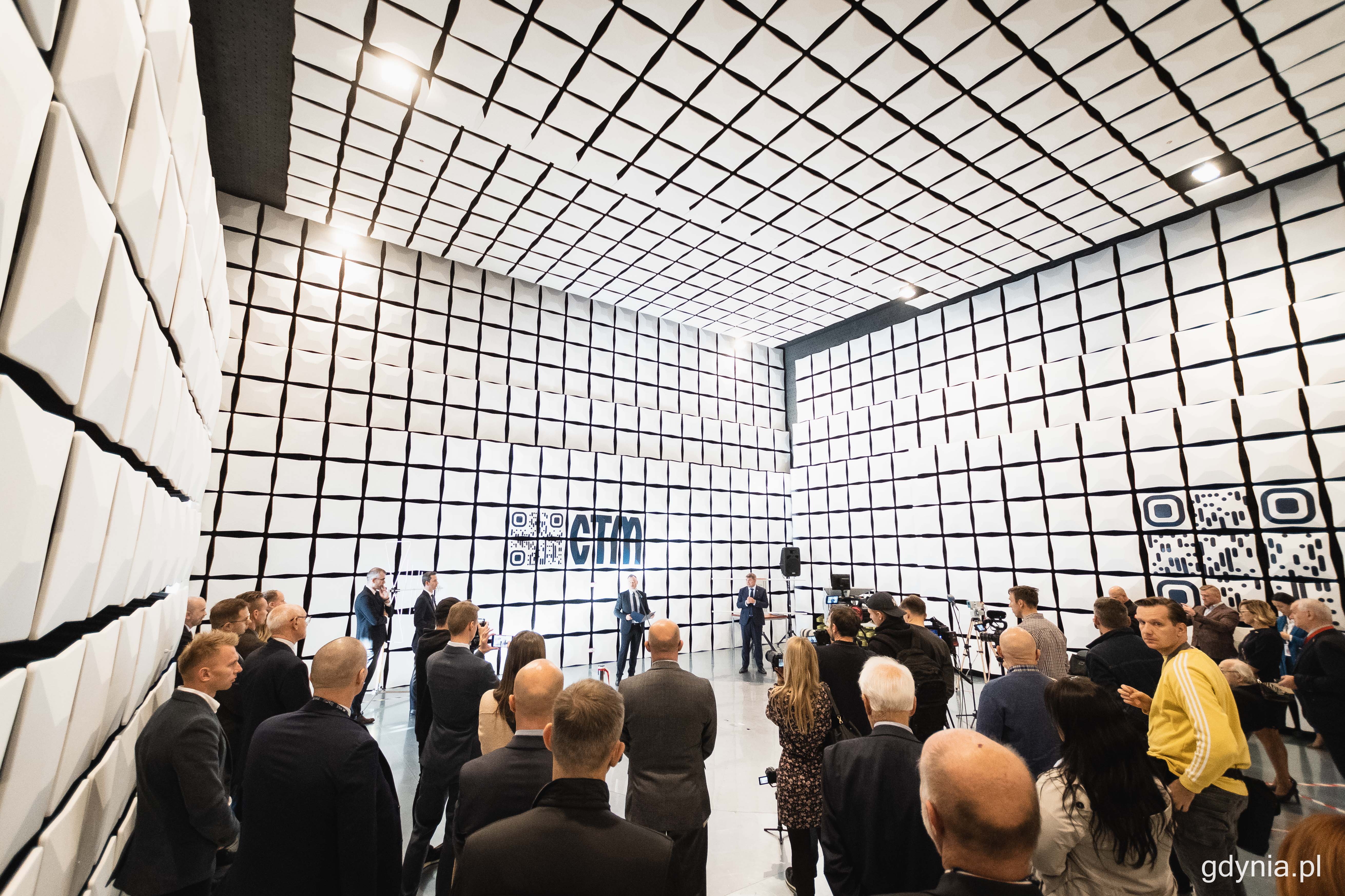 Komora bezodbiciowa SAC 10, kt&oacute;ra pozwala na badania sprzętu i urządzeń o większych gabarytach, fot. Kamil Złoch