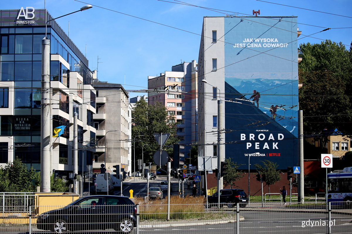 Mural zapowiadający film "Broad Peak" na budynku przy ul. Partyzant&oacute;w 39. Fot. Przemysław Kozłowski