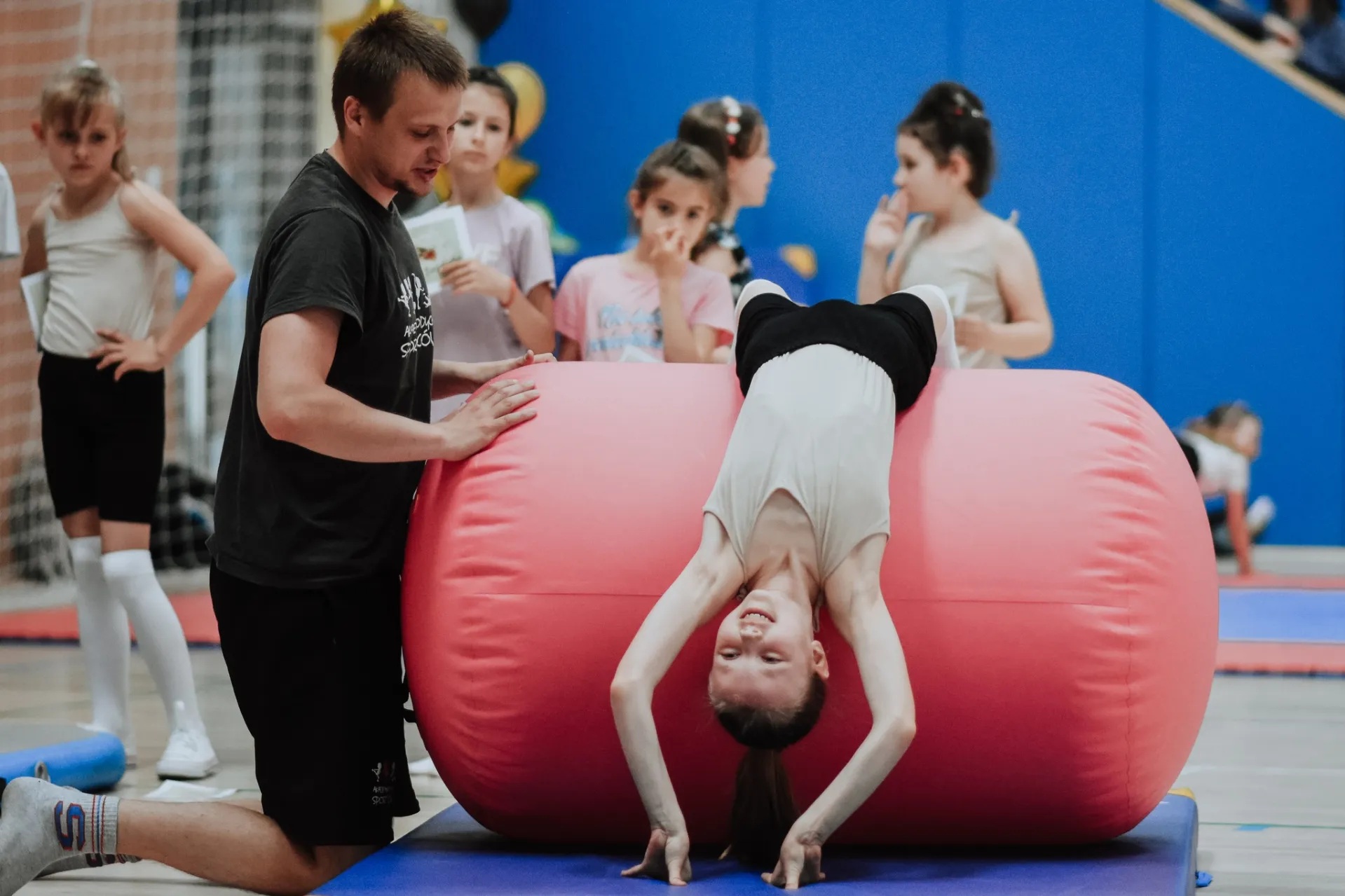 dzieci podczas ćwiczeń