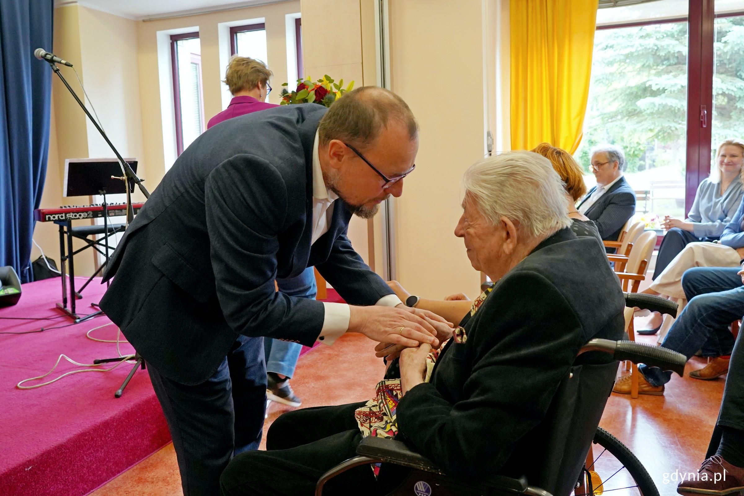 Mariusz Bzdęga &ndash; dyrektor zarządzający ds. kultury i aktywności mieszkańc&oacute;w Urzędu Miasta Gdyni gratuluje i składa życzenia jazzmanowi Przemysławowi Dyakowskiemu (fot. Magdalena Czernek)