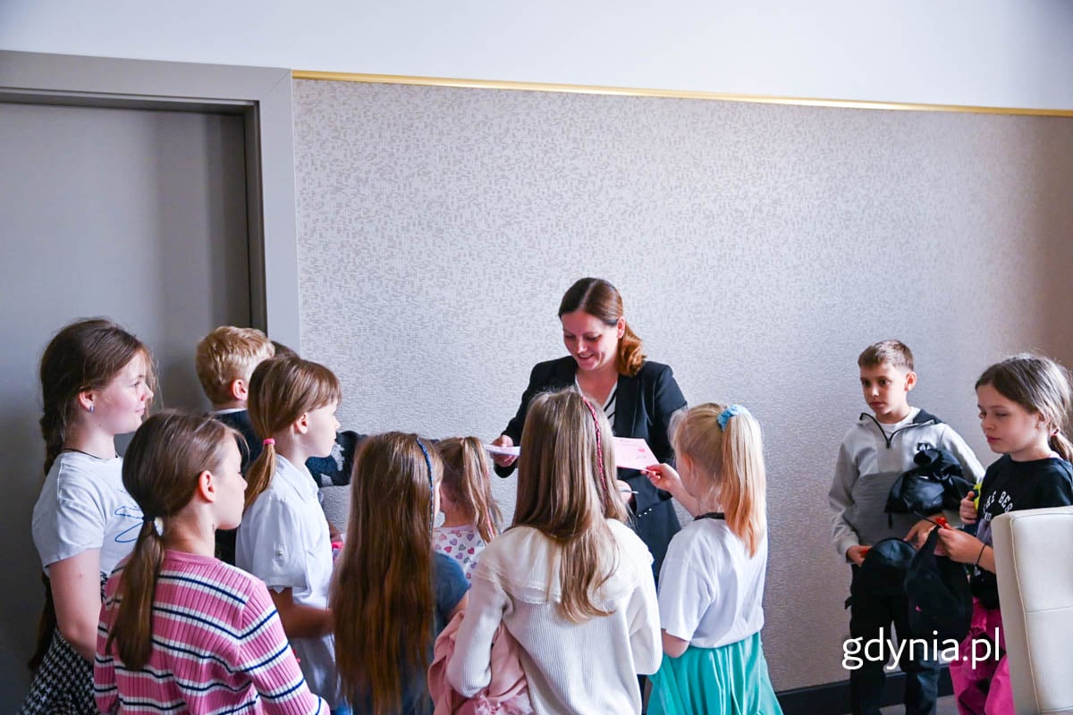 Prezydent  Gdyni Aleksandra Kosiorek, przyjmuje własnoręcznie przygotowane prezenty od uczni&oacute;w SP 51 w Gdyni