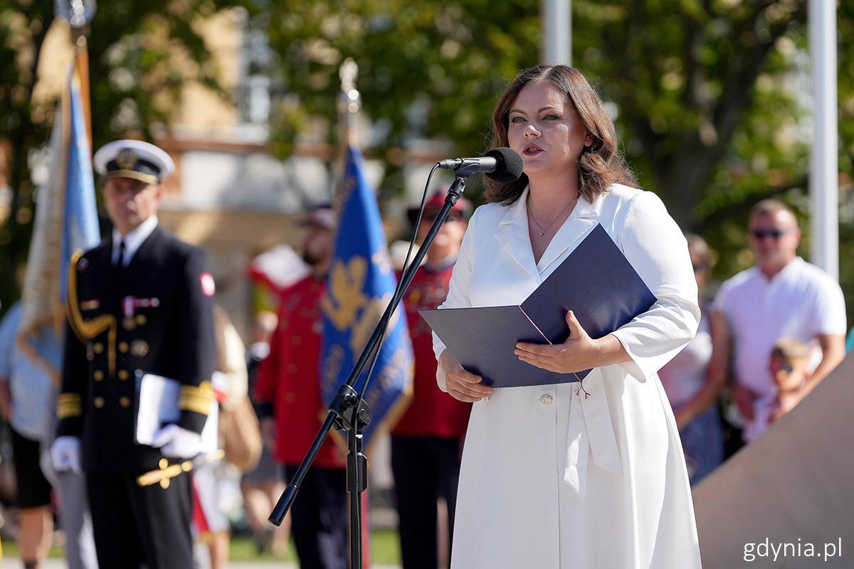 Aleksandra Kosiorek,&nbsp;prezydent Gdyni pod Pomnikiem Polski Morskiej