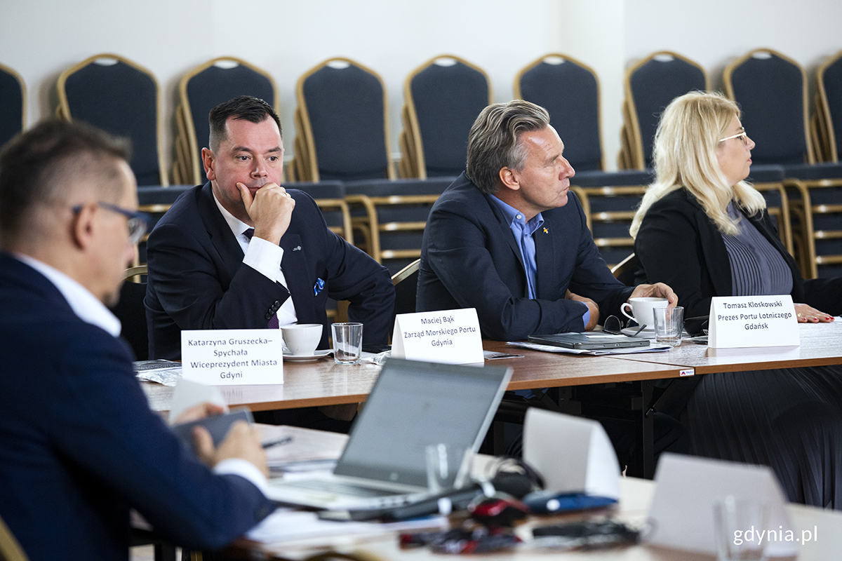 O Porcie Gdynia opowiadał prezes Maciej Bąk, a o Porcie Lotniczym Gdańsk prezes Tomasz Kloskowski. Fot. Przemysław Kozłowski