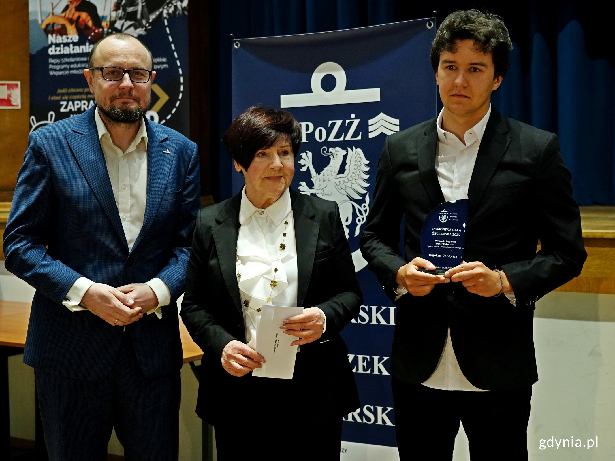 Od prawej: Kajetan Jabłoński w towarzystwie Ireny Kuczys-Lutomskiej&nbsp;&ndash; żona Andrzeja Lutomskiego oraz Mariusza Bzdęgi &ndash; dyrektora zarządzającego ds. kultury i aktywności mieszkańc&oacute;w podczas XVI Pomorskiej Gali Żeglarskiej (fot. Magdalena Czernek)