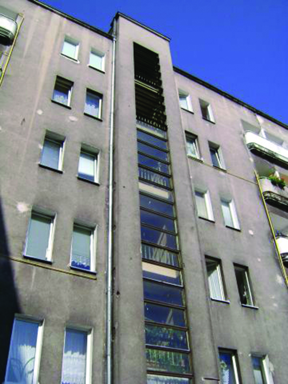 Uchylne okna klatek schodowych w budynku przy ul. 3 Maja 27-31 (Śr&oacute;dmieście)