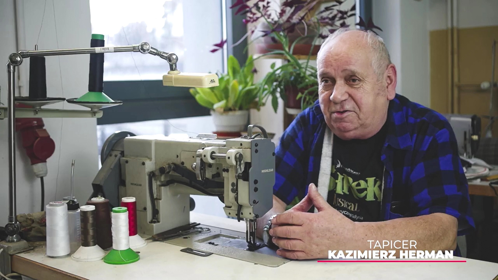 Muzyczny od A do Z &ndash; tapicer Kazimierz Herman, źr&oacute;dło: Teatr Muzyczny w Gdyni