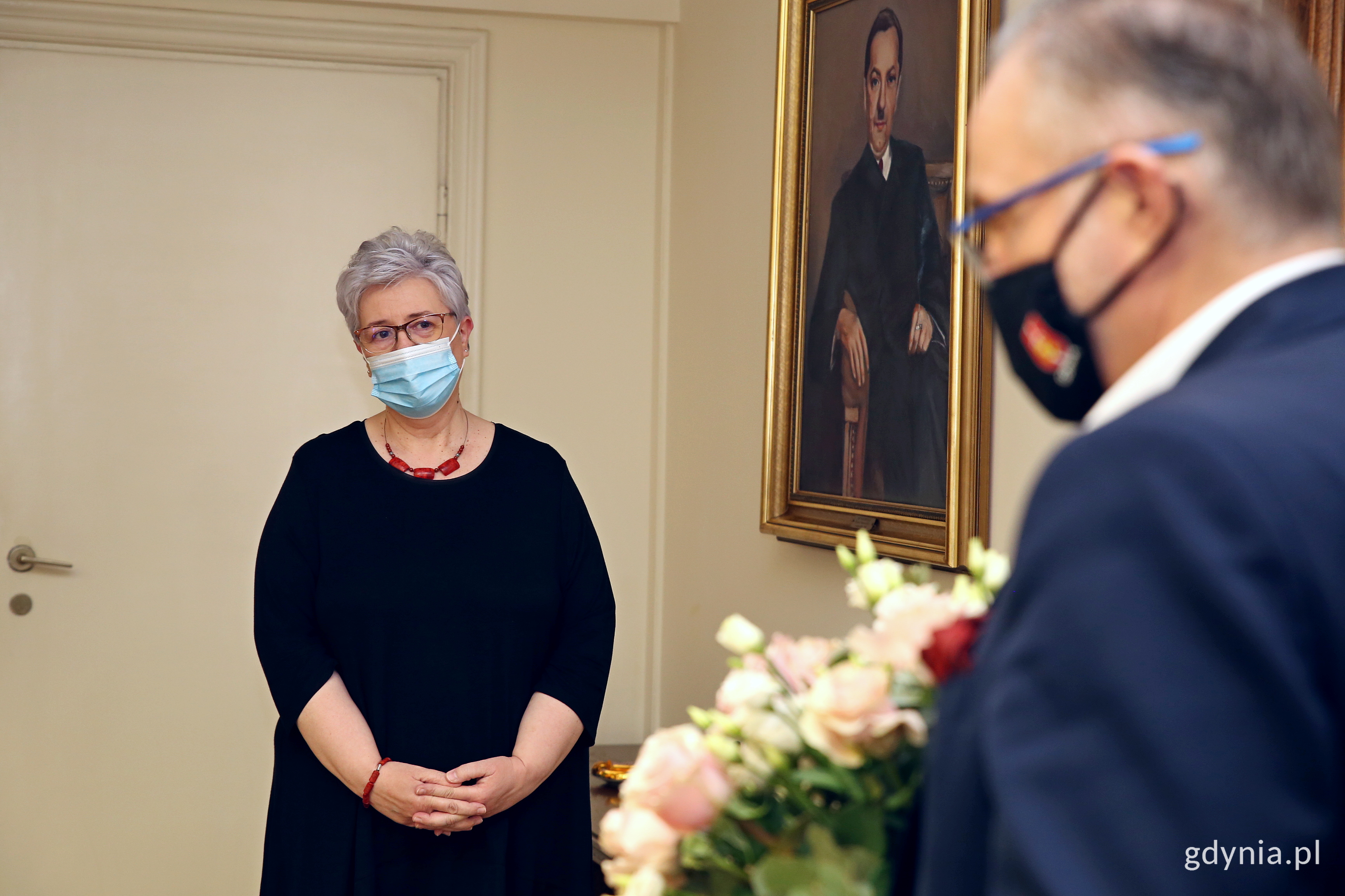 Elżbieta Wiłucka-Psyta odbiera nagrodę od prezydenta Wojciecha Szczurka. // fot. Przemysław Kozłowski