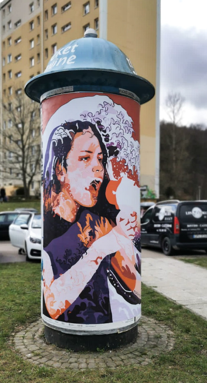 Praca Marty Frej na gdyńskim słupie ogłoszeniowym. Mat. Smile Reprezent