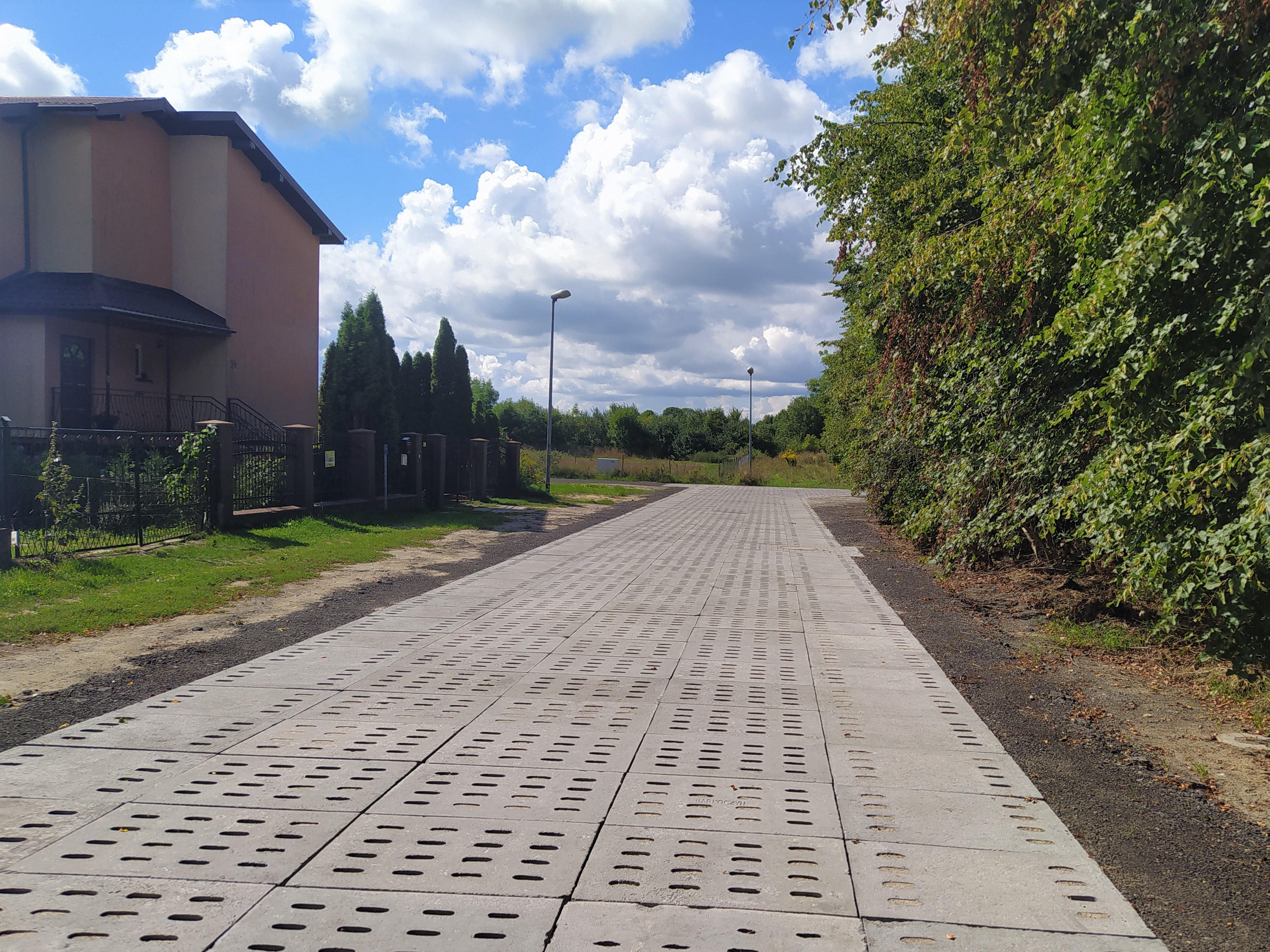 Nowa nawierzchnia z płyt na ul. Rybak&oacute;w 