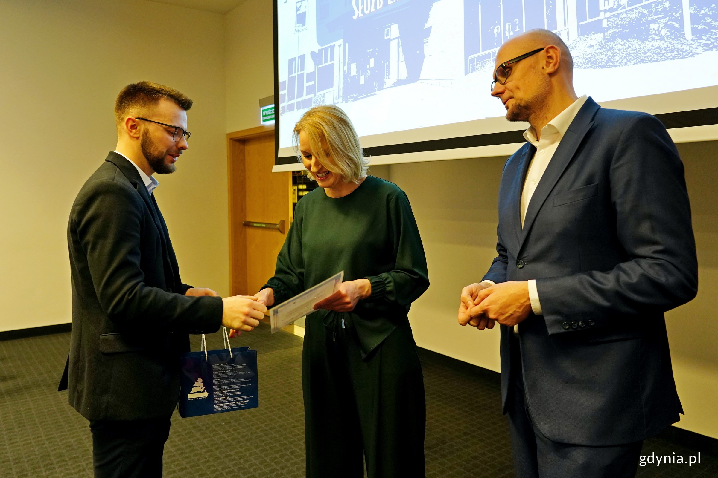 Wiceprezydent Gdyni Bartłomiej Austen i Jolanta Klauze &ndash; dyrektor Powiatowego Urzędu Pracy w Gdyni wręczają nagrodę Przemysławowi Cieniewiczowi (fot. Magdalena Czernek)