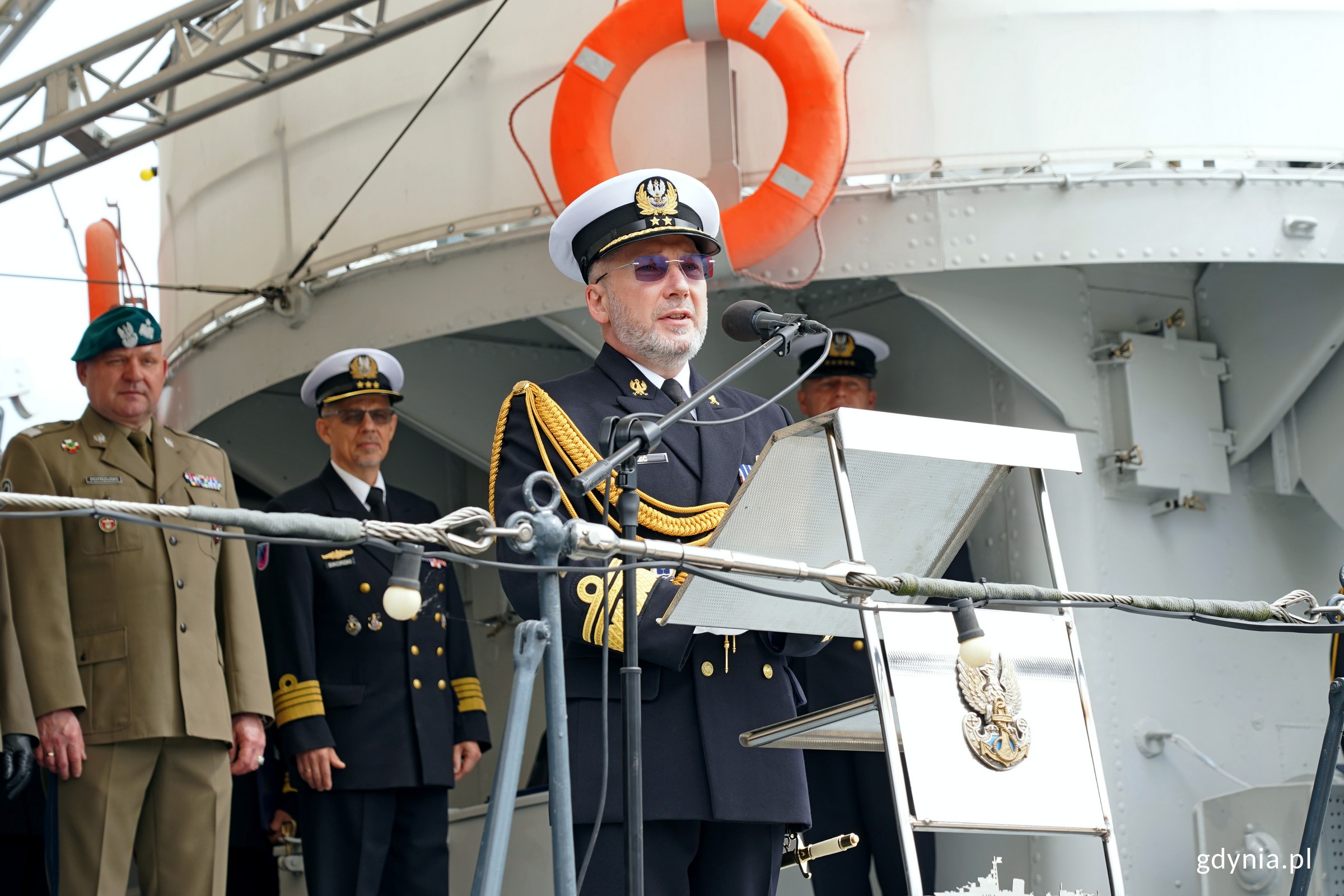 wiceadm. Piotr Nieć, nowy dow&oacute;dca COM - DKM przemawiający podczas uroczystości na ORP &bdquo;Błyskawica&rdquo; (fot. Magdalena Czernek)
