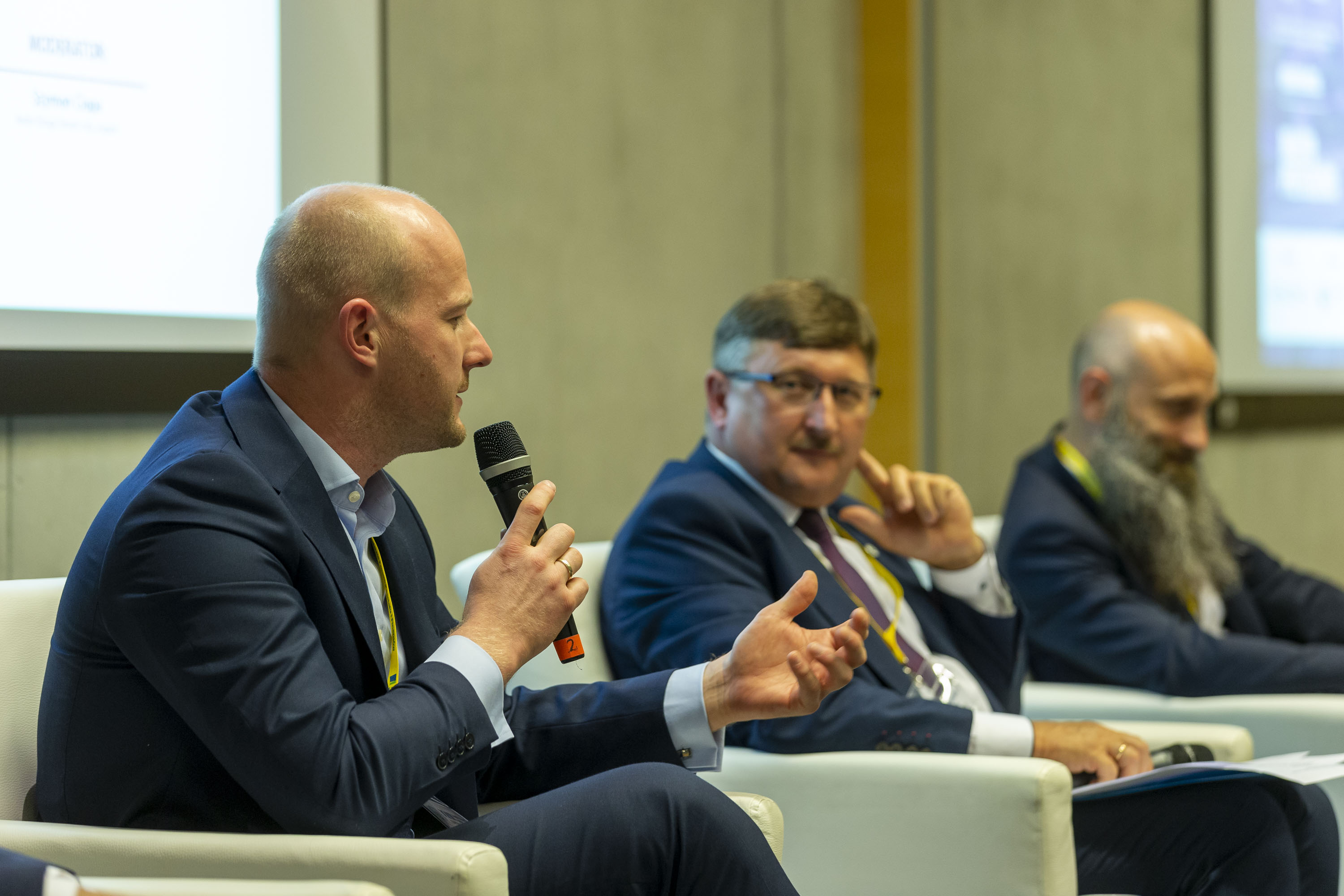 Wiceprezydent Bartosz Bartoszewicz podczas panelu, fot. Andrzej Bożecki / Samorządowe Forum Kapitału i Finans&oacute;w