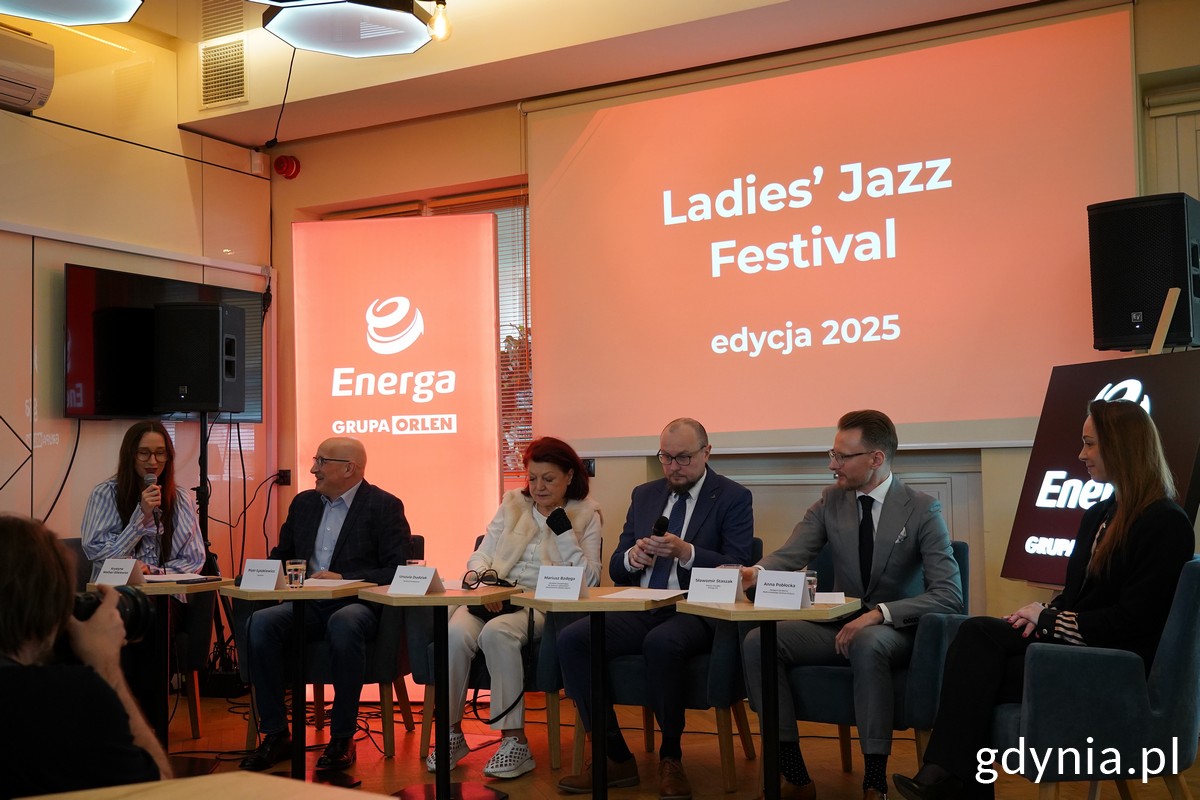 Na konferencji siedzą przy stole: Mariusz Bzdęga, dyrektor zarządzający ds. kultury i aktywności mieszkańc&oacute;w UMG, Sławomir Staszak, prezes zarządu Energa SA, Urszula Dudziak, dyrektor artystyczna Energa Ladies' Jazz Festival,&nbsp;Piotr Łyszkiewicz, dyrektor Energa Ladies' Jazz Festival, Anna Pobłocka, zastępca dyrektora Wejherowskiego Centrum Kultury oraz Krystyna Weiher-Sitkiewicz