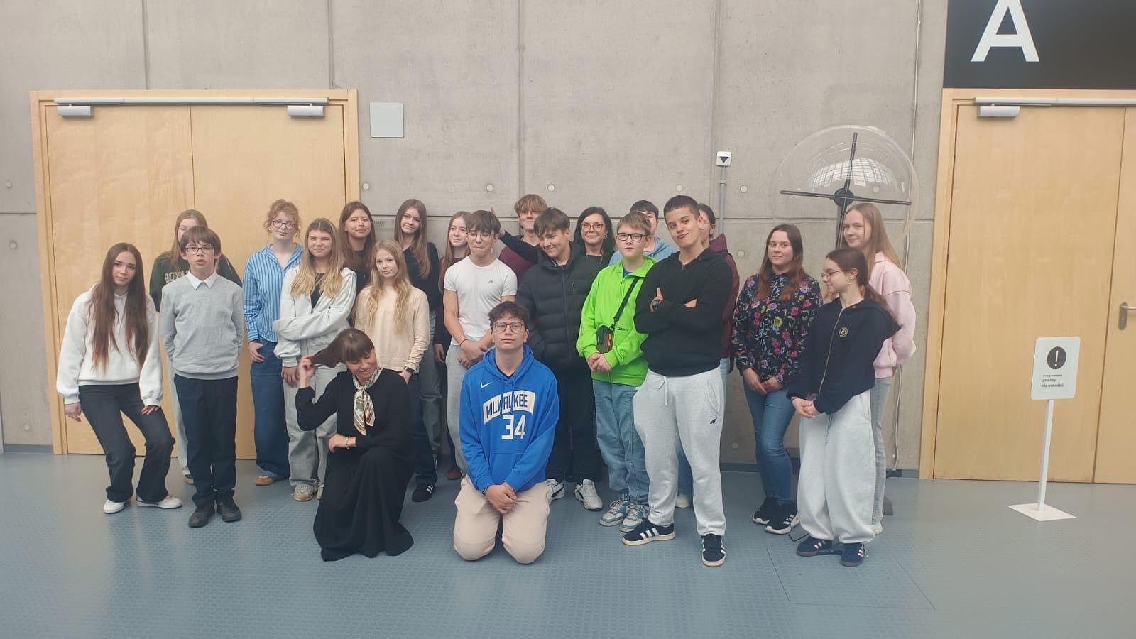 Grupa uczni&oacute;w biorąca udział w warsztatach