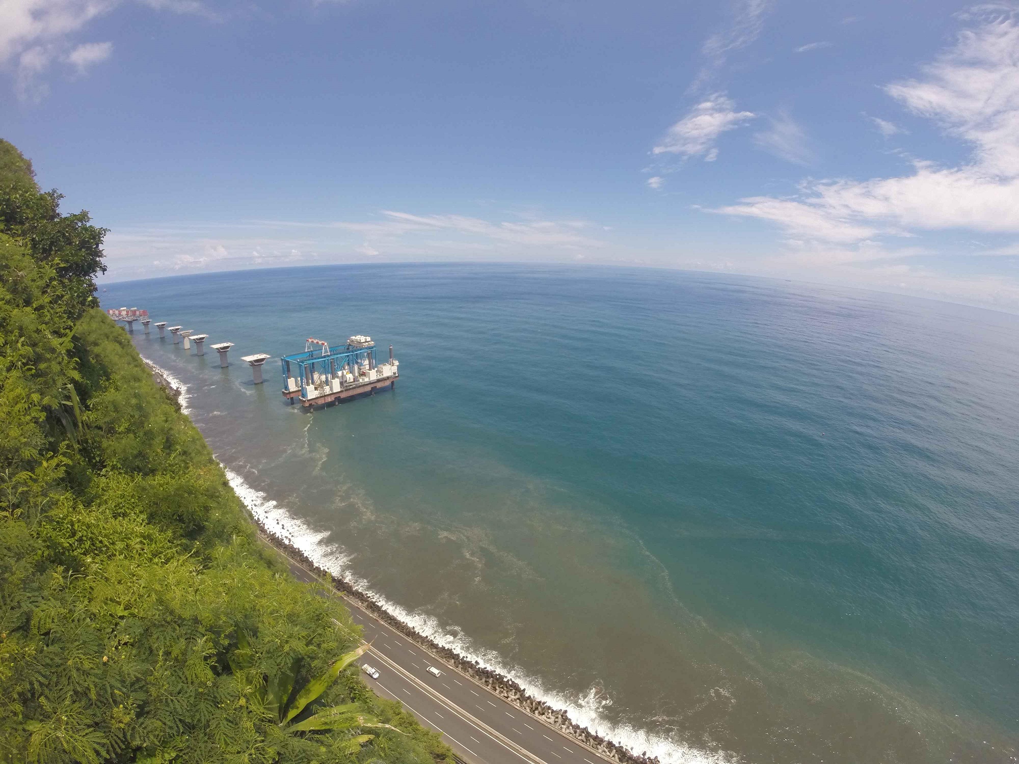 Specjalistyczna jednostka ze stoczni Crist podczas budowy morskiej estakady na wyspie La Reunion, fot. mat. prasowe / Crist