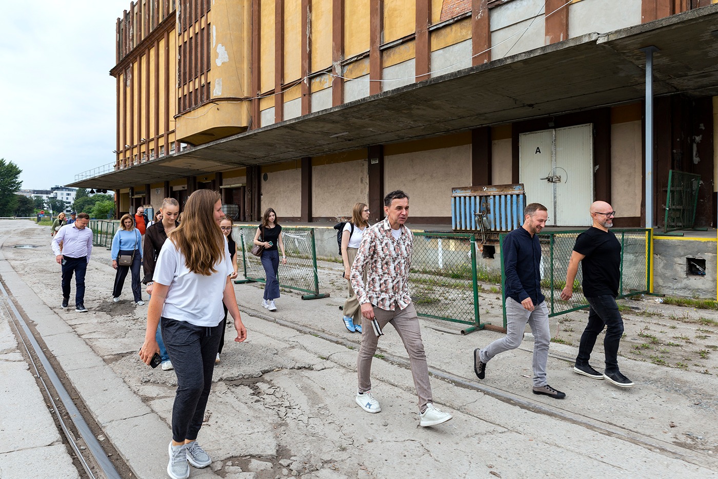 Spacer do „Studio Basta” – prowadzą (po prawej) liderzy pracowni Dżafar Bajraszewski i Piotr Steckiewicz oraz (po lewej) Dominika Zielińska