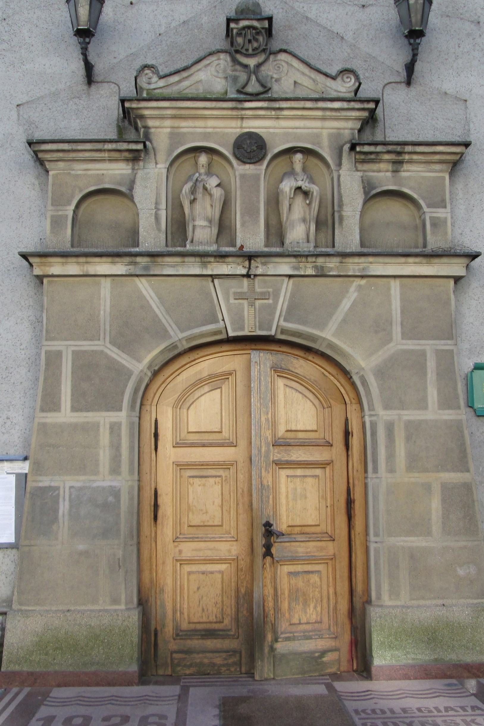 Portal kościoła NMP do ul. Świętojańskiej, wykończony szlachetnym tynkiem imitującym bloki kamienia