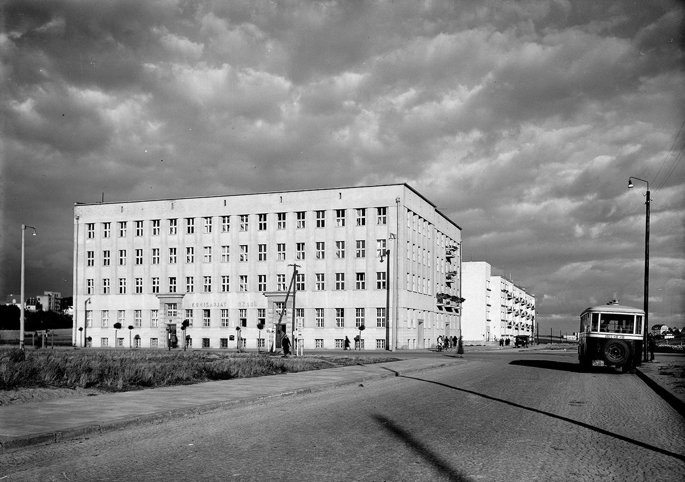 Przedwojenne, czarnobiałe zdjęcie pokazujace budynek Komisariatu Rządu w Gdyni.