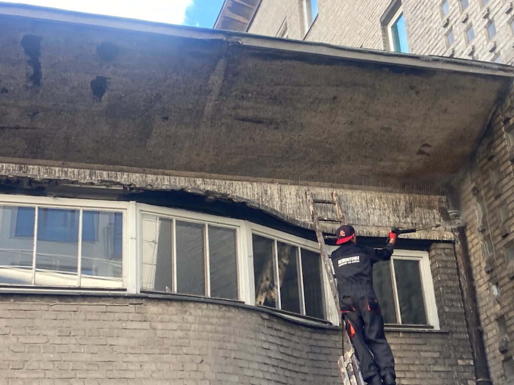 Prace remontowe gzymsu nad oknami od strony podw&oacute;rza