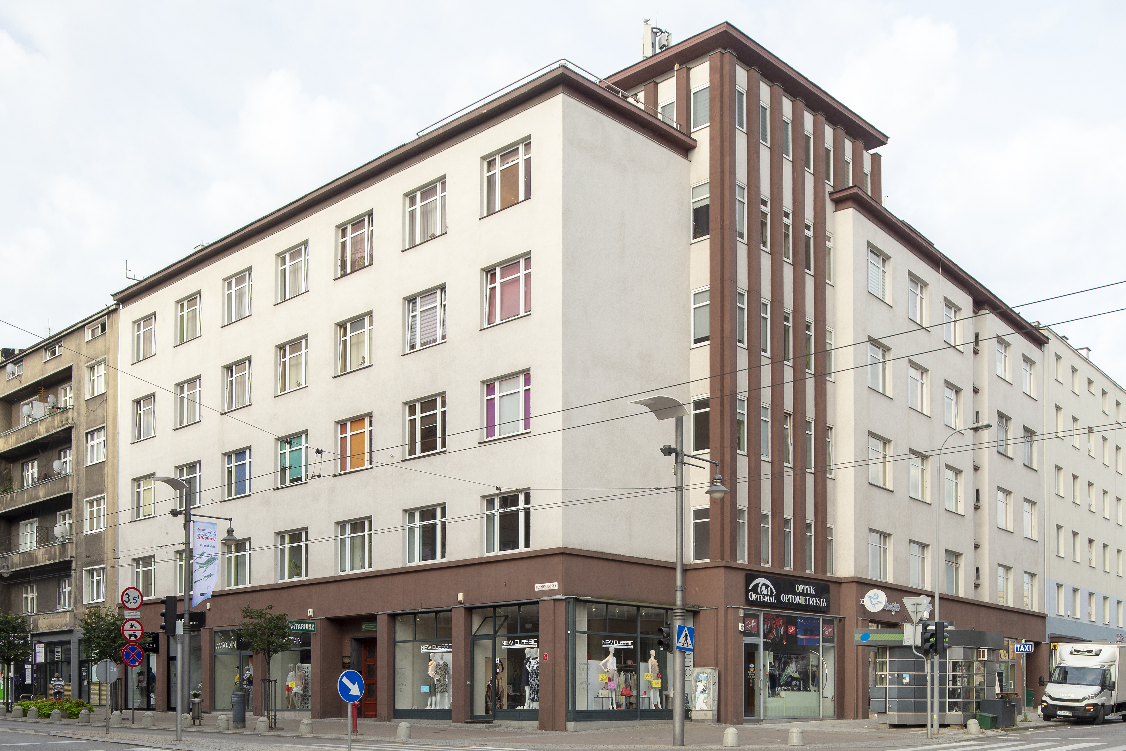 Kamienica firmy &bdquo;Paged&rdquo; przy ul. Świętojańskiej 44, czerwonym piaskowcem obłożono elewacje parteru od strony ulic Świętojańskiej i Armii Krajowej