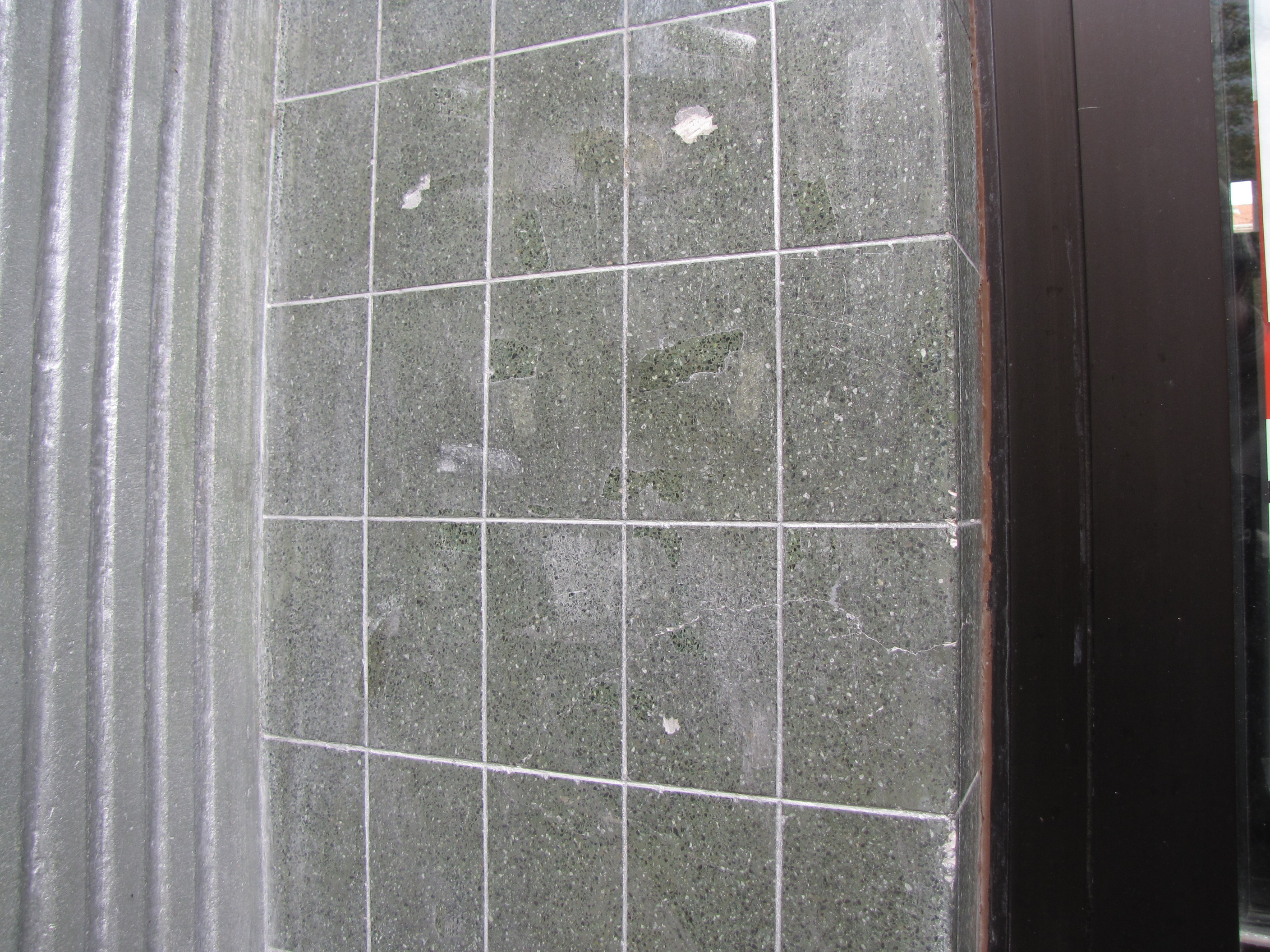 Tynk w kolorze zielonym szlifowany i polerowany z nacięciami imitującymi spoiny płytek, na kamienicy przy ul. Starowiejskiej 