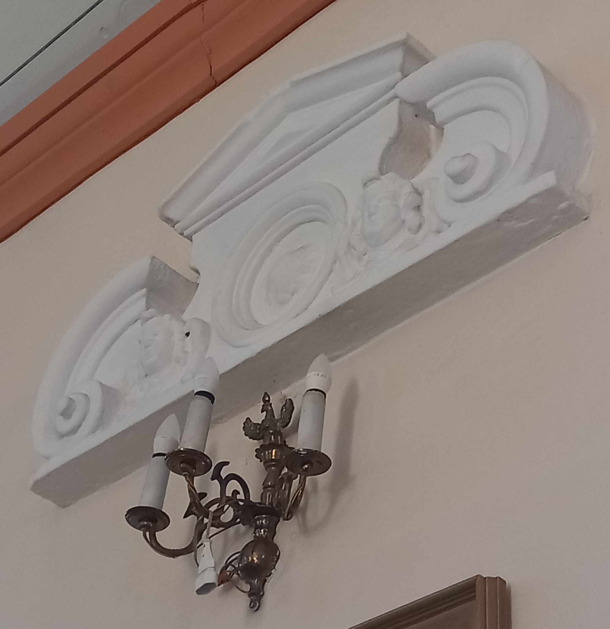 Zwieńczenie epitafium Rosenberga na ścianie p&oacute;łnocnej prezbiterium kościoła (fot. Biuro Miejskiego Konserwatora Zabytk&oacute;w)