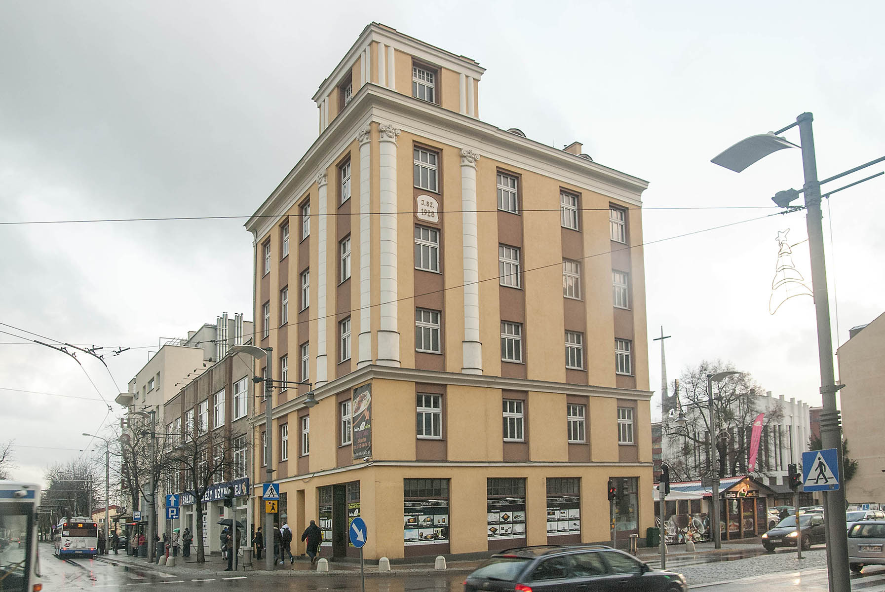 Na zdjęciu elewacja kamienicy Jakuba Scheibe przy ul. Jana z Kolna 2 z ozdobnymi wysokimi p&oacute;łkolumnami jońskimi