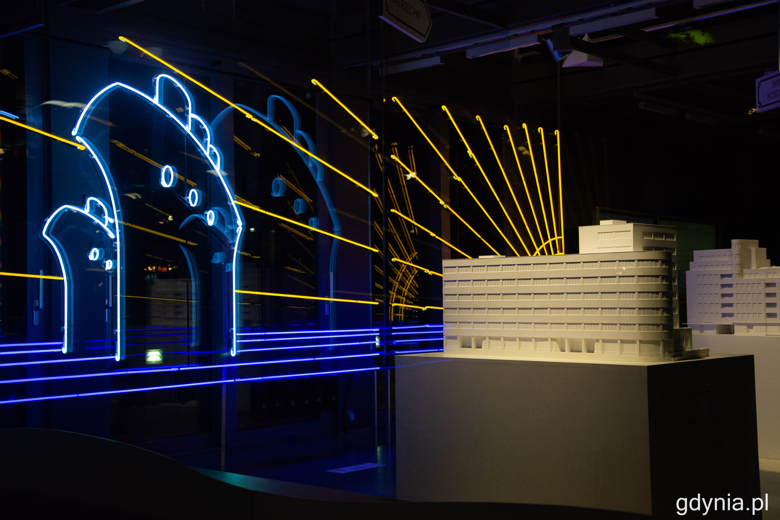 Neon w InfoBoksie jest podświetlony od godz. 19 do p&oacute;łnocy. Fot. Paweł Kukla