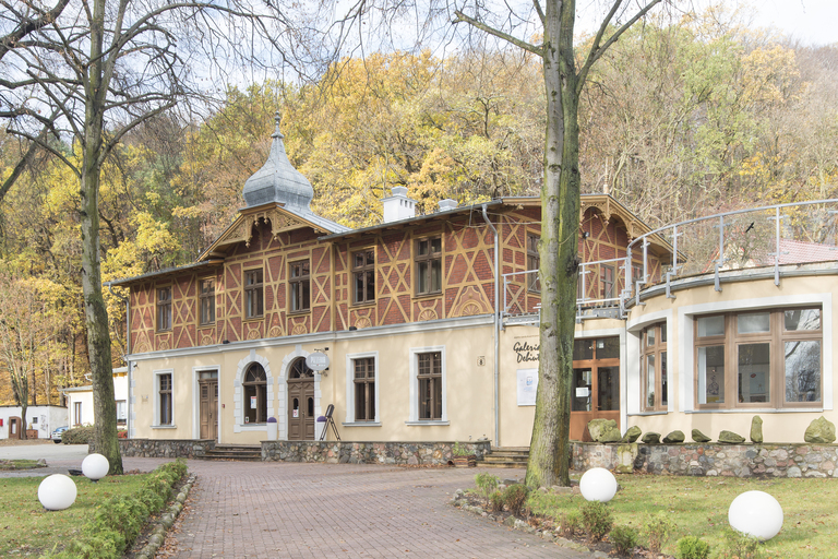 Widok og&oacute;lny budynku przy ul. Orłowskiej 8 po rewaloryzacji, 2016 r. (fot. B. Ponikiewski)
