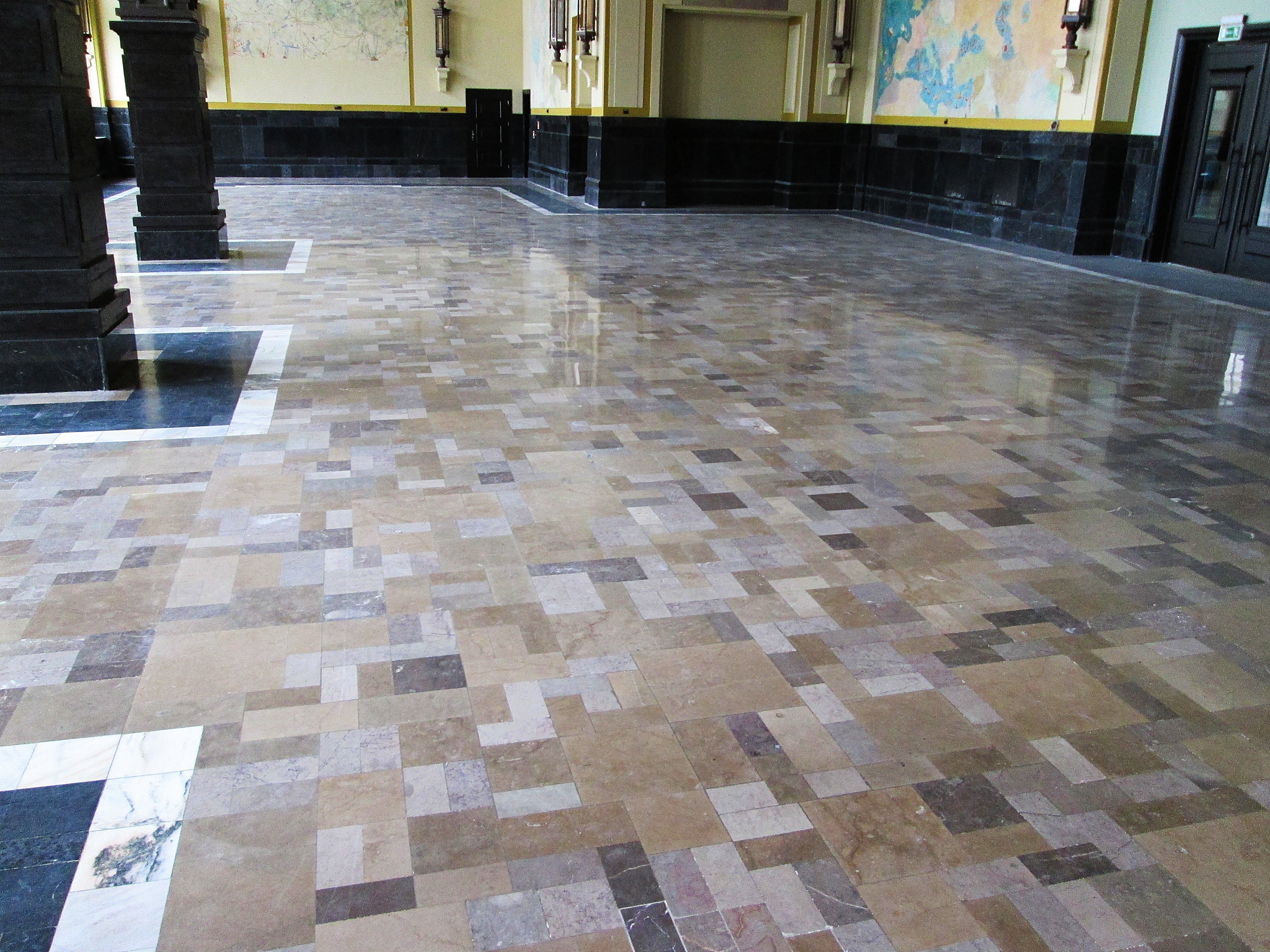 Posadzka w budynku dworca kolejowego Gdynia Gł&oacute;wna przy pl. Konstytucji 1, mozaika z płytek z wapieni Dębnik, Morawica i Bolechowice oraz biało-r&oacute;żowego marmuru Marianna.