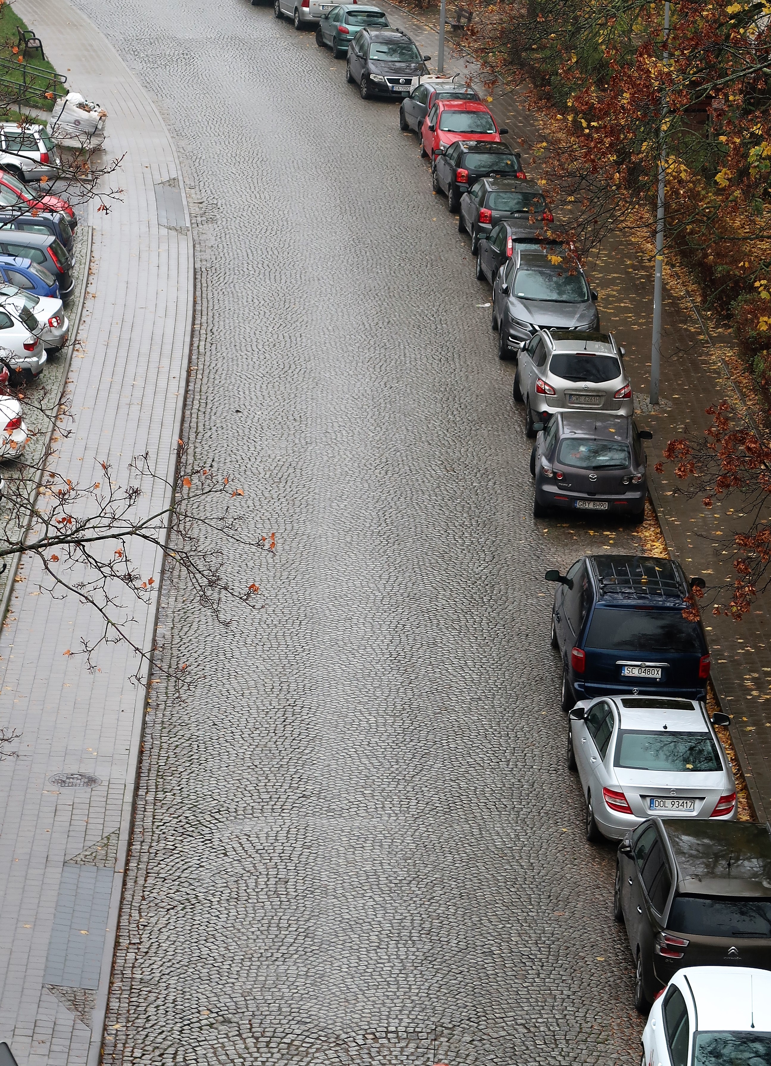 Brukowana nawierzchnia ulicy Partyzant&oacute;w wykonana wkr&oacute;tce po II wojnie światowej