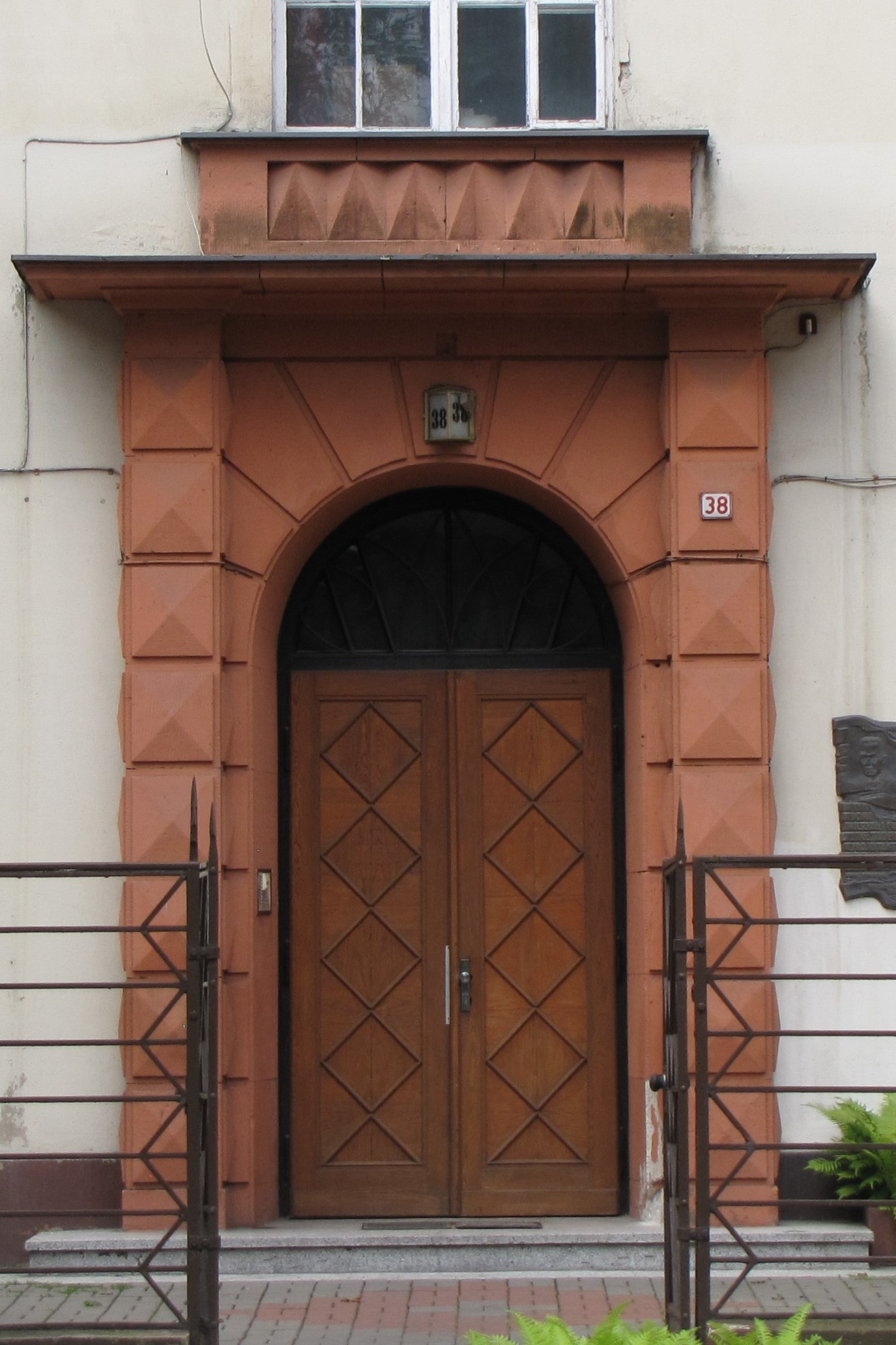 Portal budynku Biura Budowy Portu przy ul. Waszyngtona 38 z lat 20. XX w., wykonany z masywnych blok&oacute;w kamiennych z piaskowca