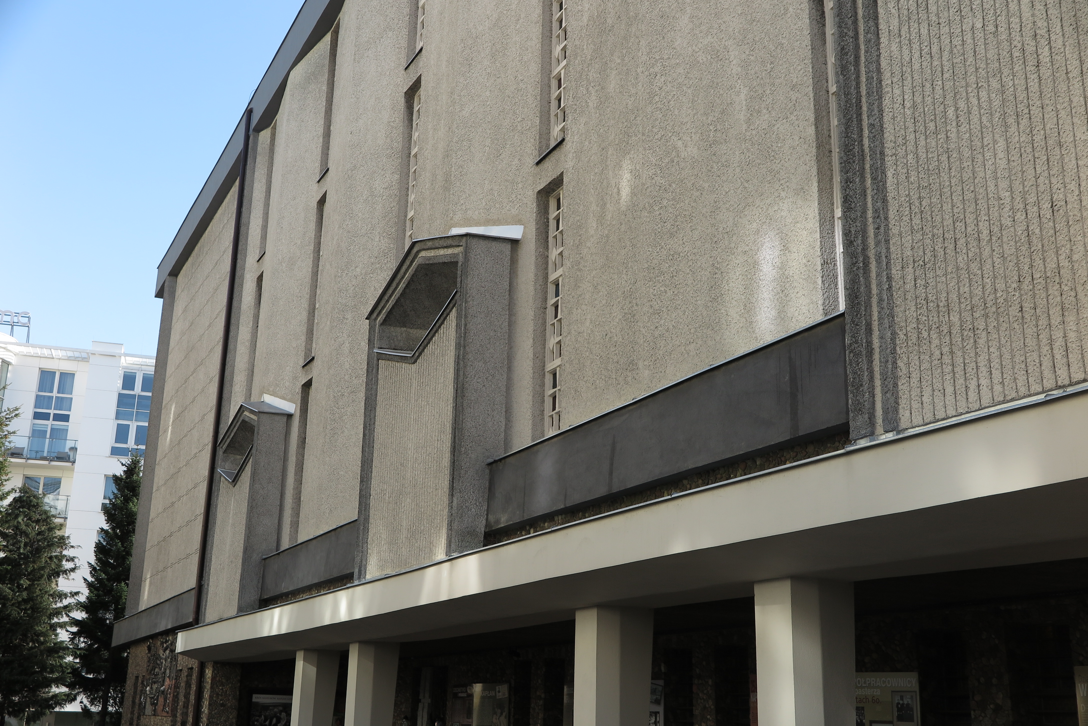 2.	Kości&oacute;ł p.w. Najświętszego Serca Pana Jezusa, ul. Armii Krajowej 46 &ndash;wymiana zniszczonych opierzeń blacharskich elewacji