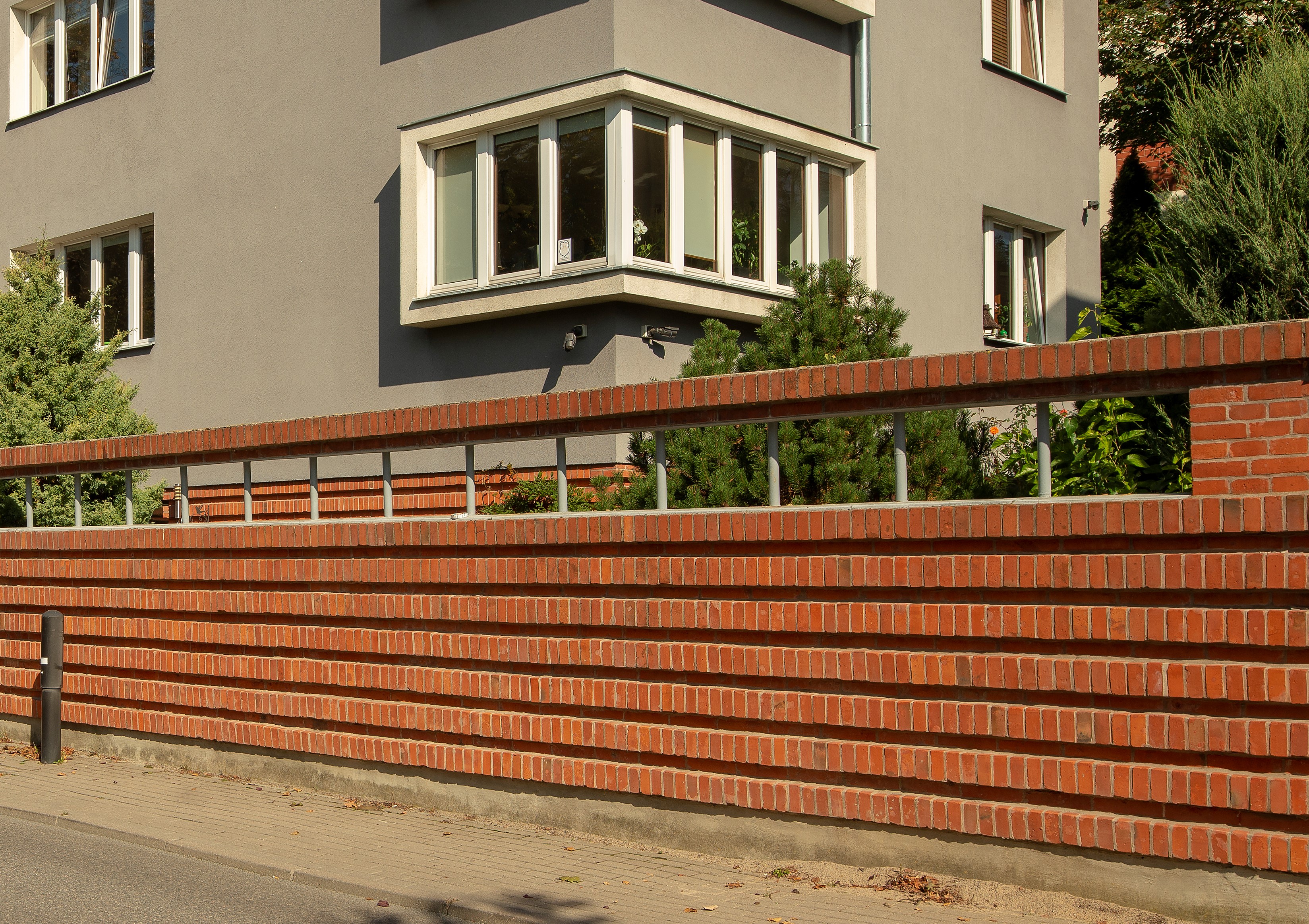 Ceglane, dekoracyjne ogrodzenie willi na Kamiennej G&oacute;rze z lat 30. XX w., dostosowane materiałem i połączone z ceglaną częścią elewacji